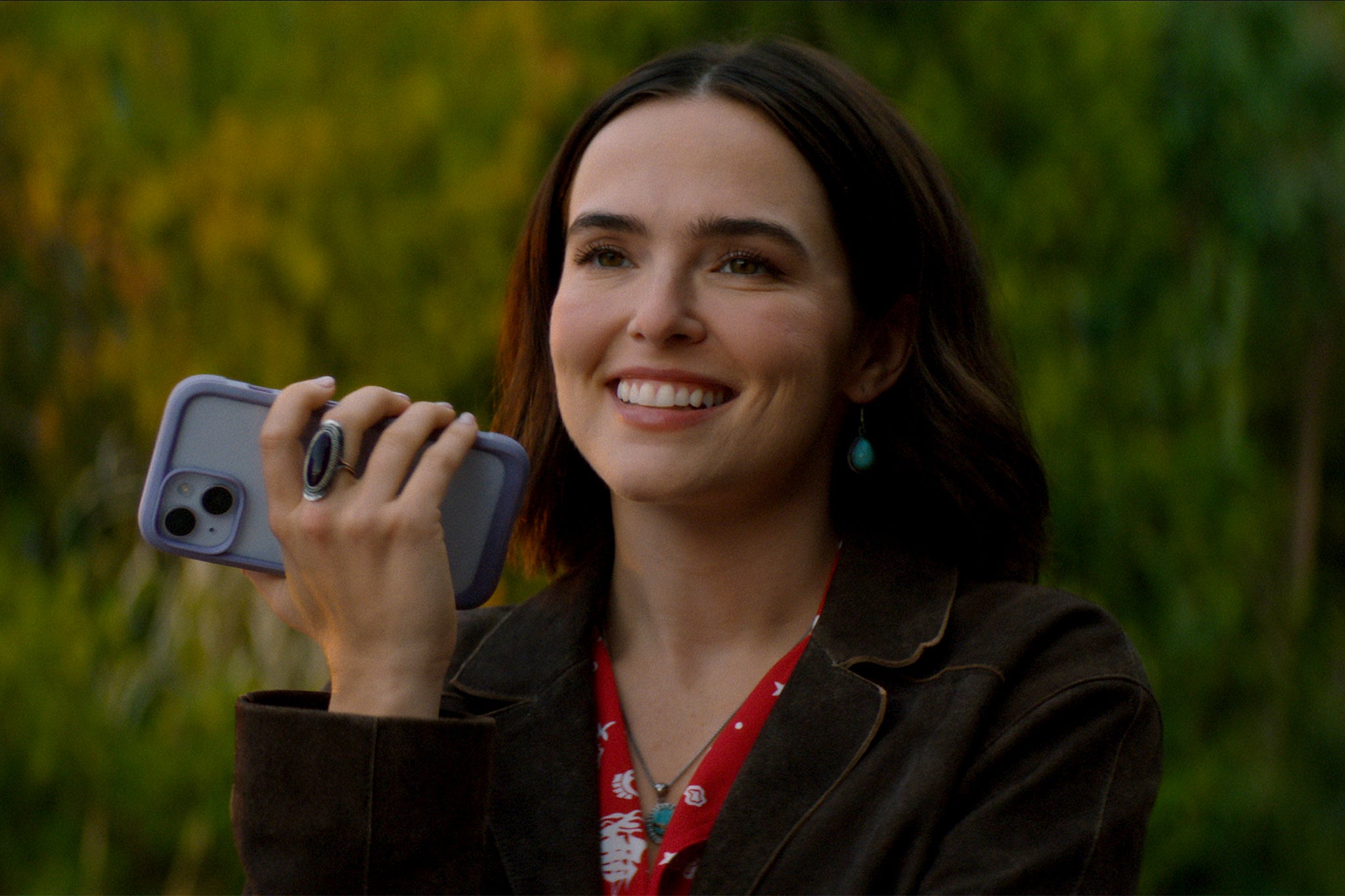 Zoey Deutch protagoniza ‘Mensajes de voz para Isabelle’ como Jill, una aspirante a pastelera que enfrenta la muerte de su hermana menor