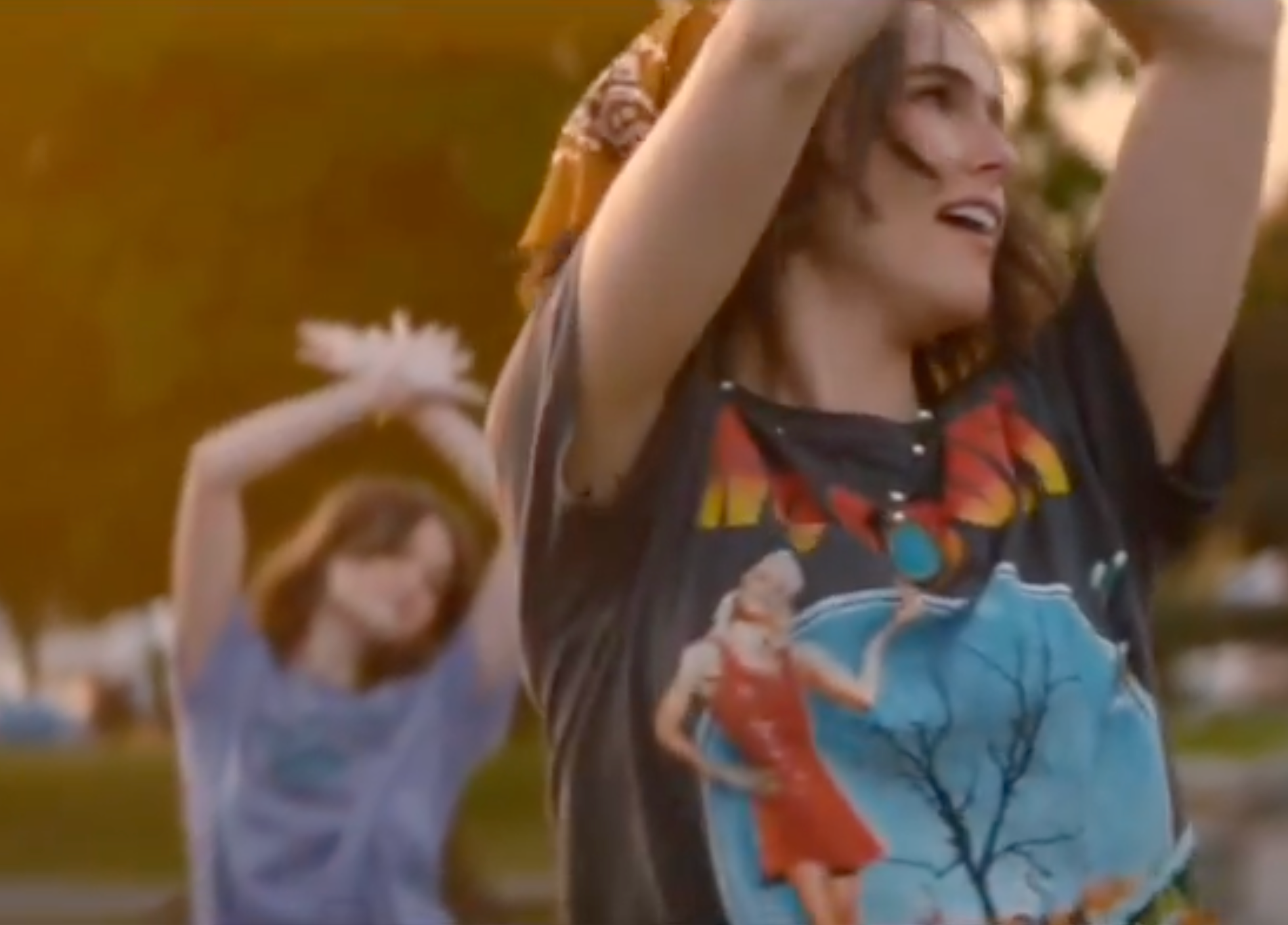 Ciara Bravo (izquierda) hace una breve aparición en la escena final de ‘Mensajes de voz para Isabelle’