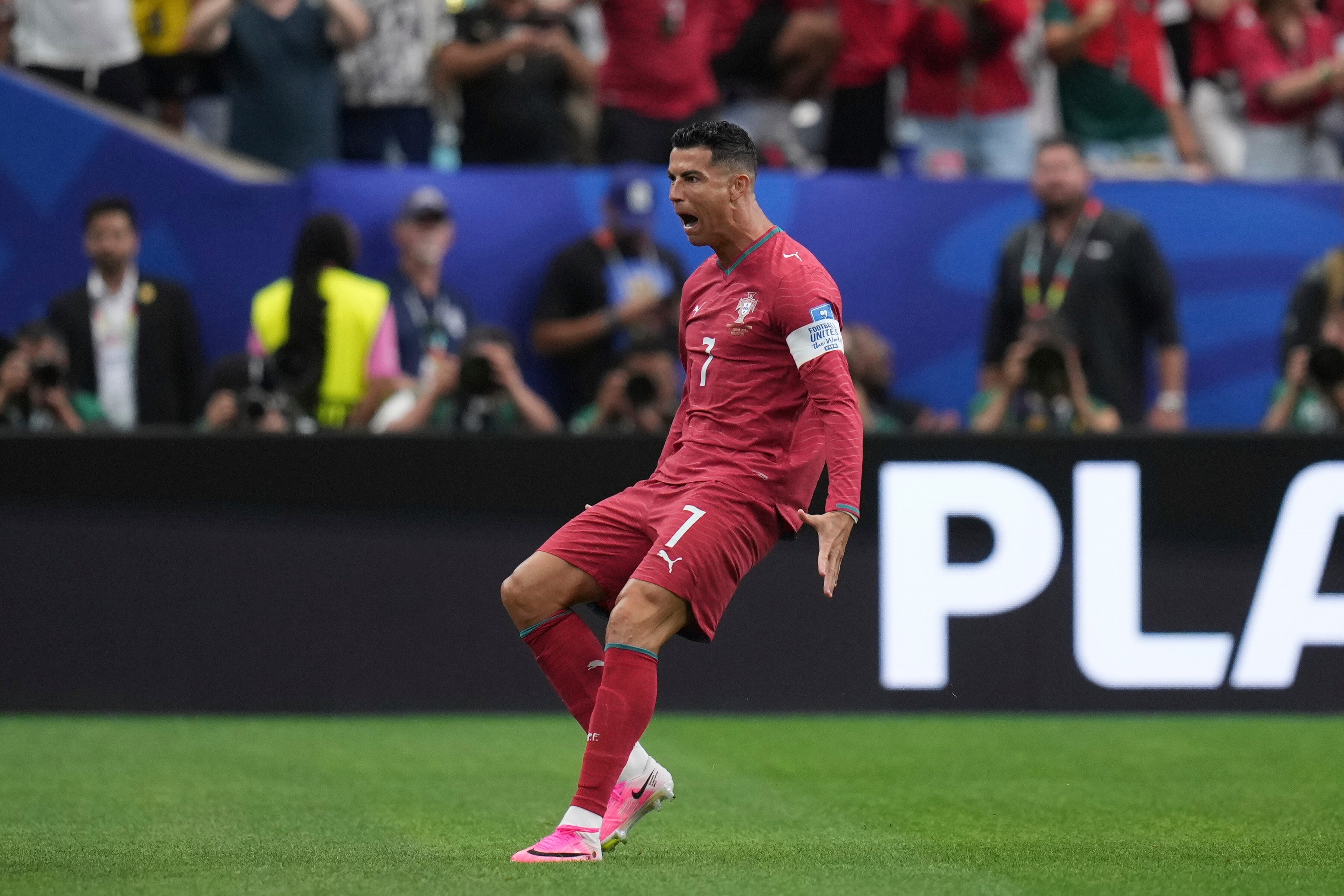 Cristiano Ronaldo, primer jugador en marcar en seis Mundiales con gol ante Uzbekistán