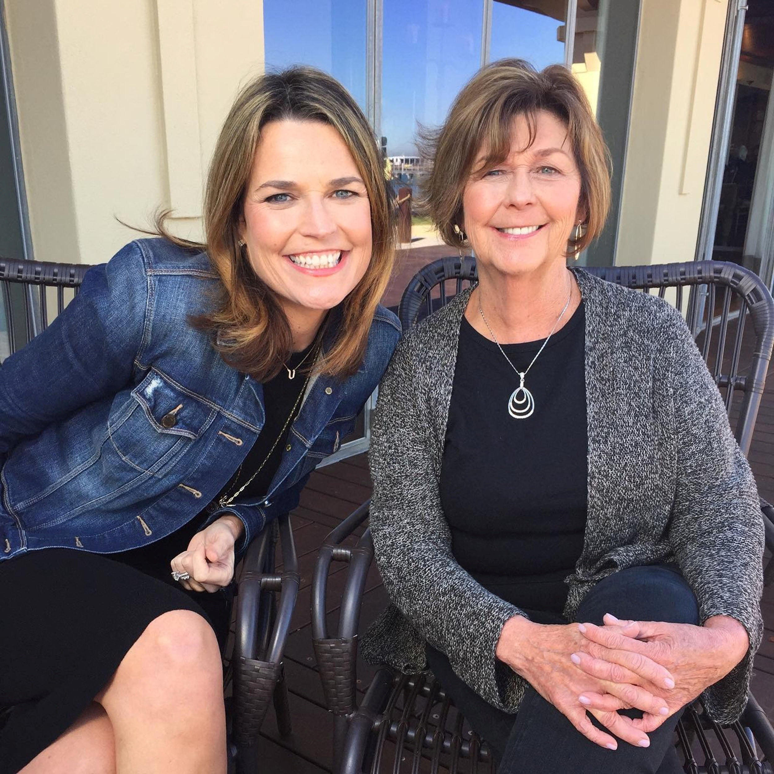 Nancy Guthrie, de 84 años y madre de la presentadora del programa ‘Today’, Savannah Guthrie (en la foto juntas), desapareció de su domicilio en Arizona el 1° de febrero. A los pocos días de su desaparición, se enviaron dos notas, supuestamente escritas por sus secuestradores, a CNN y a una cadena de noticias local de la ciudad de Tucson