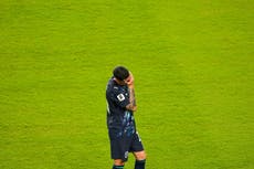 Paraguayo Miguel Almirón es suspendido un partido tras expulsión por cubrirse la boca