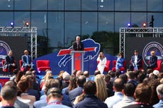 El dueño de los Bills ayuda a inaugurar el nuevo estadio de 2.100 millones de dólares