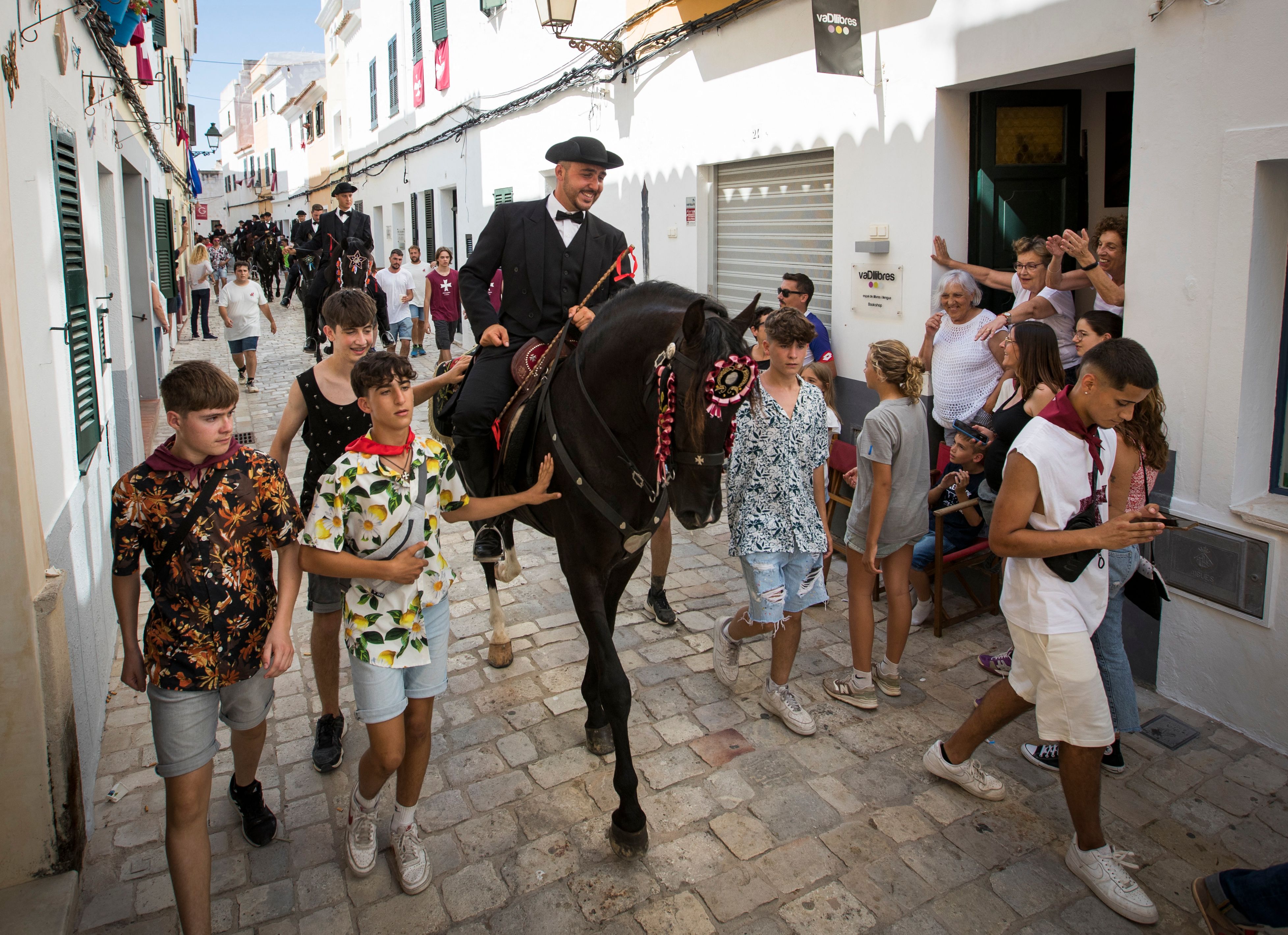 Los “Cavallers” cabalgan por las calles durante las tradicionales fiestas de San Juan en la ciudad de Ciutadella, en la isla balear de Menorca, en la víspera del día de San Juan, el 23 de junio de 2023