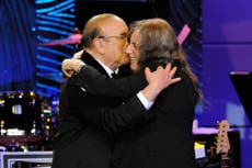 Barry Manilow, Patti Smith, Carlos Santana y más lamentan la muerte de Clive Davis
