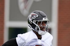 Falcons acuerdan contrato de 3 años y 54 millones con Pitts Sr.