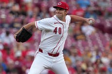 Sproat, Bauers y Vaughn impulsan a los Cerveceros a vencer 2-0 a los Rojos