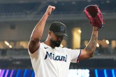 Alcántara fija récord de ponches de los Marlins en triunfo 6-4 sobre Rangers