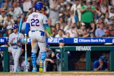 El toletero de Mets Juan Soto sale del juego ante Cachorros por rigidez en la espalda