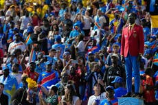 Hincha congoleño que posa como estatua viviente de Lumumba llega al Mundial