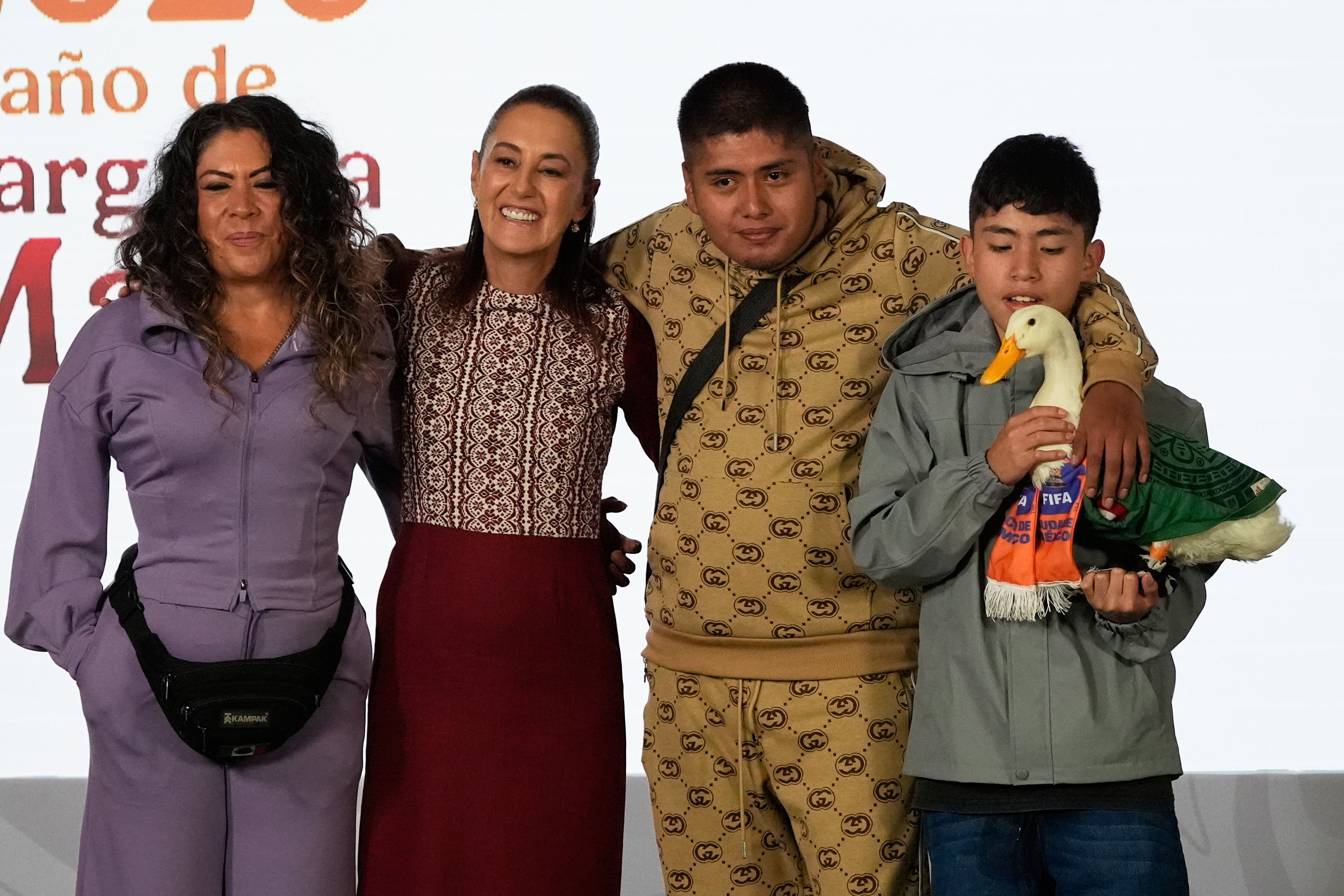 Desata controversia registro del nombre del pato Merlín que conquistó a los mexicanos en el Mundial