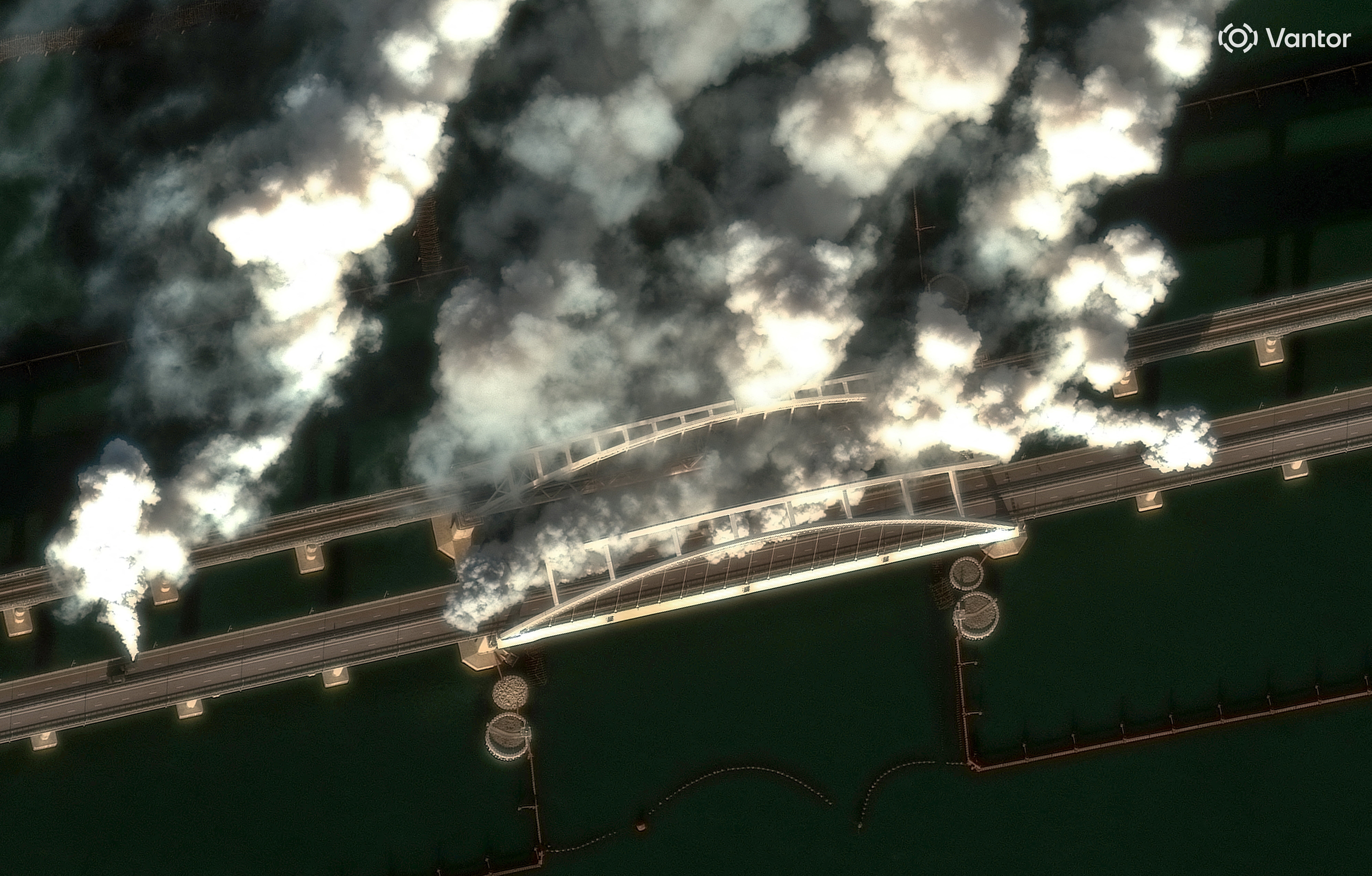 Una imagen satelital muestra una cortina de humo sobre el puente de Crimea, utilizada para dificultar posibles ataques ucranianos, el 22 de junio de 2026