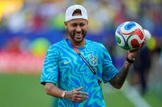 Neymar entre los suplentes de Brasil para el partido contra Escocia en el Mundial