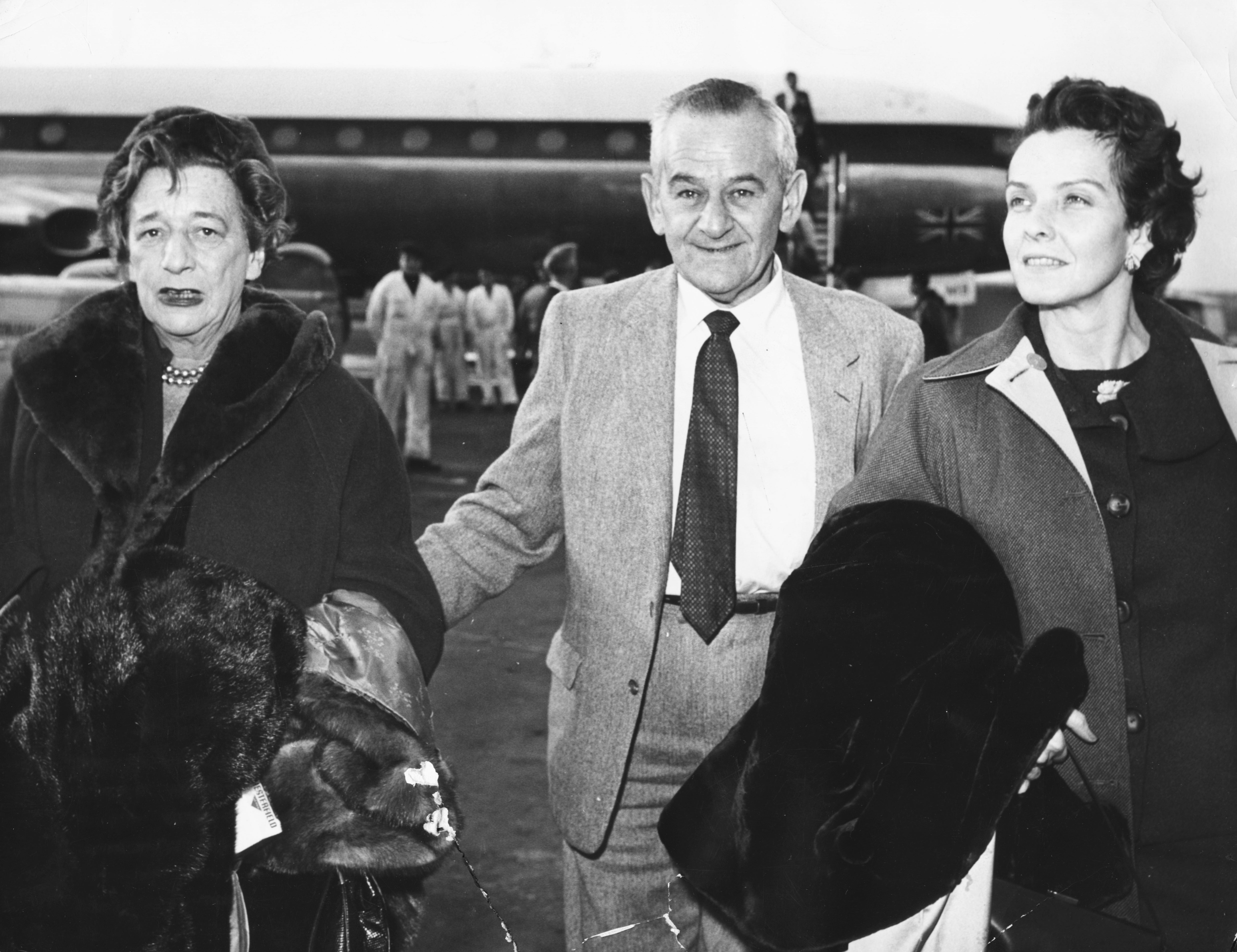William Wyler en 1960 con su esposa y la esposa del escritor Alman Liazian