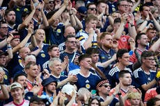 Aficionados de Escocia desafían el calor y la humedad para apoyar a su equipo ante Brasil