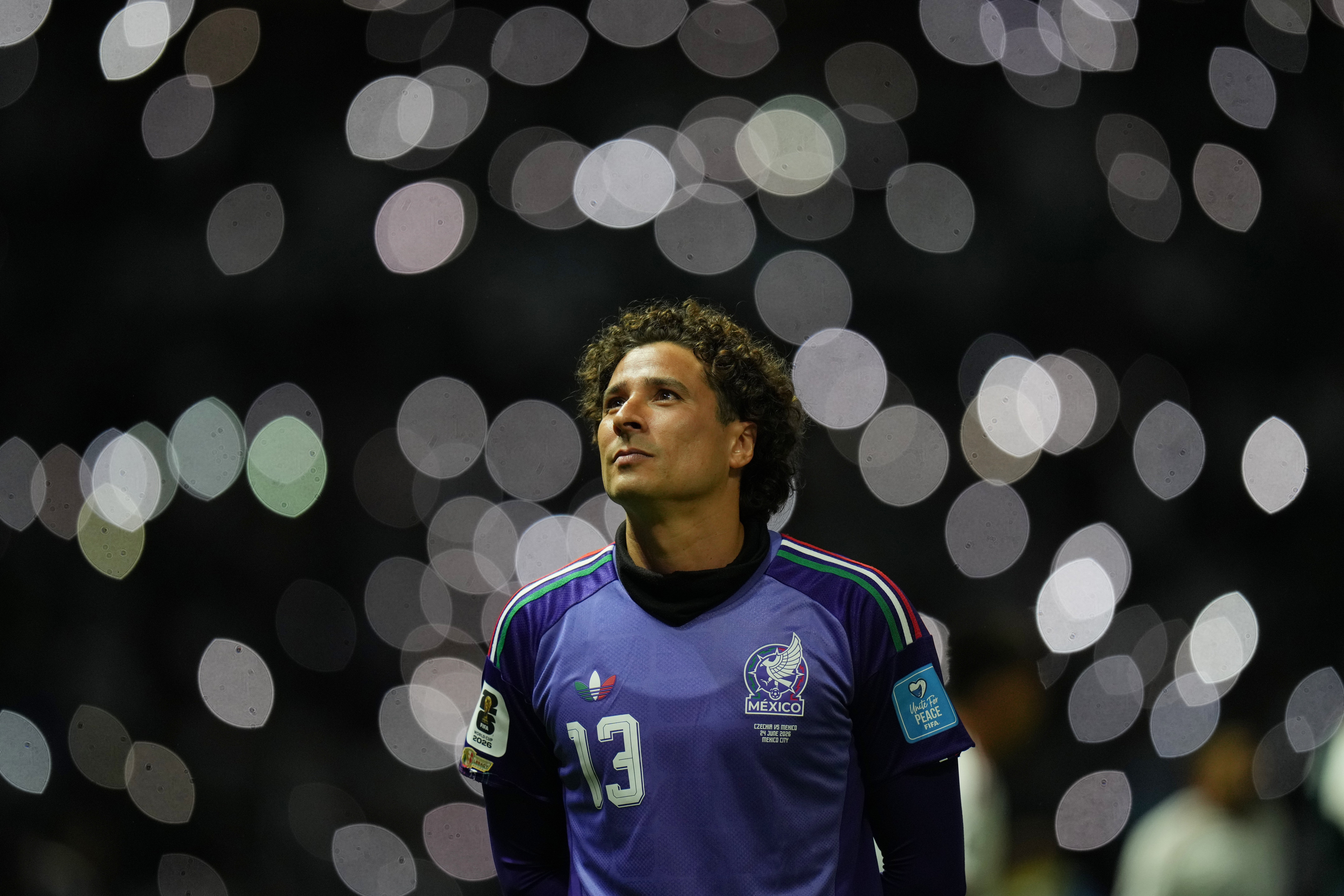Guillermo Ochoa hace historia y se suma a leyendas como Messi y Cristiano