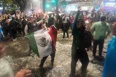 Ni la lluvia los detuvo: mexicanos desbordan calles de la capital para celebrar victoria del Tri