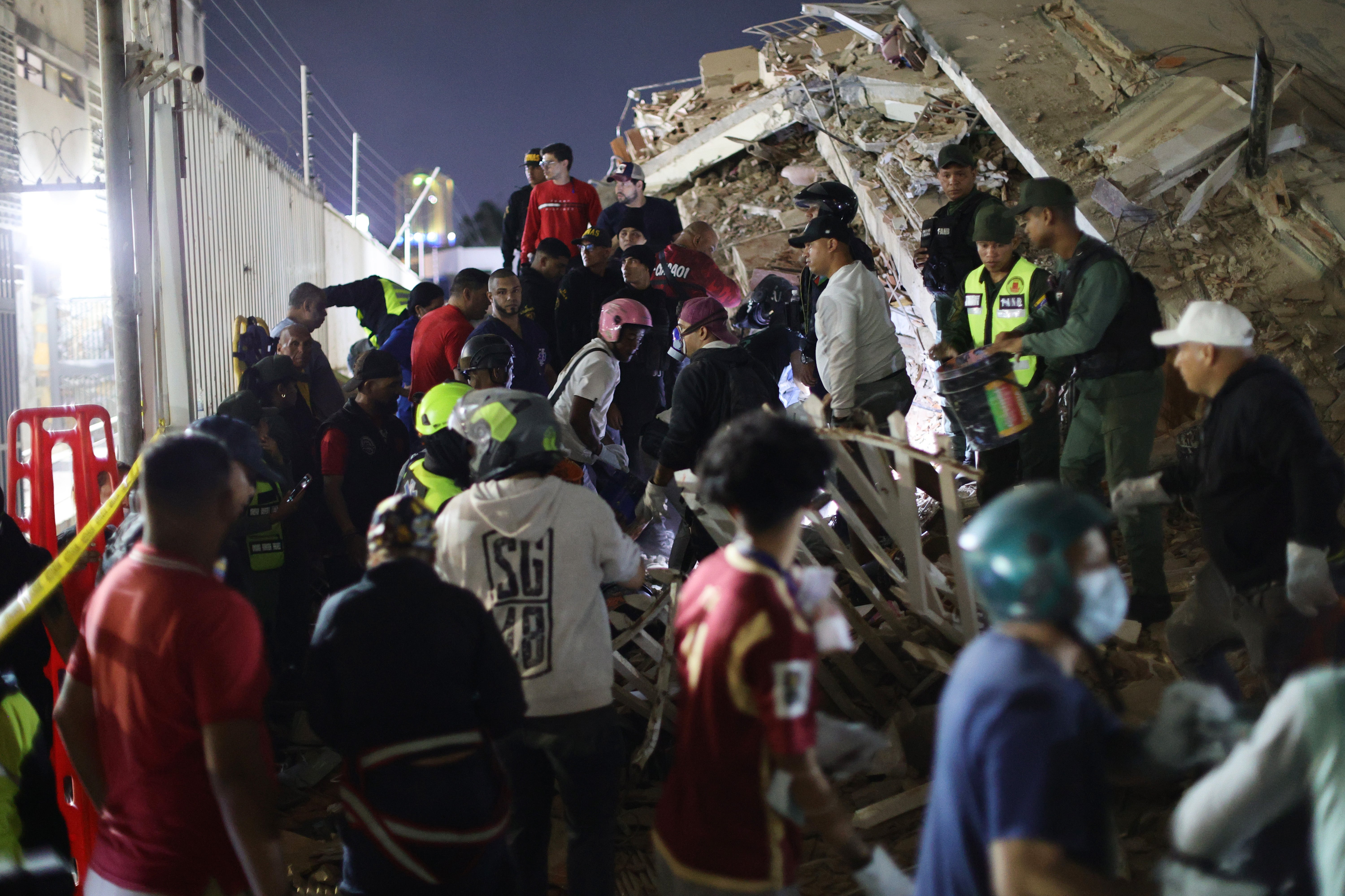 <p> Equipos de rescate buscan víctimas entre los escombros de un edificio colapsado en San Bernardino  </p>