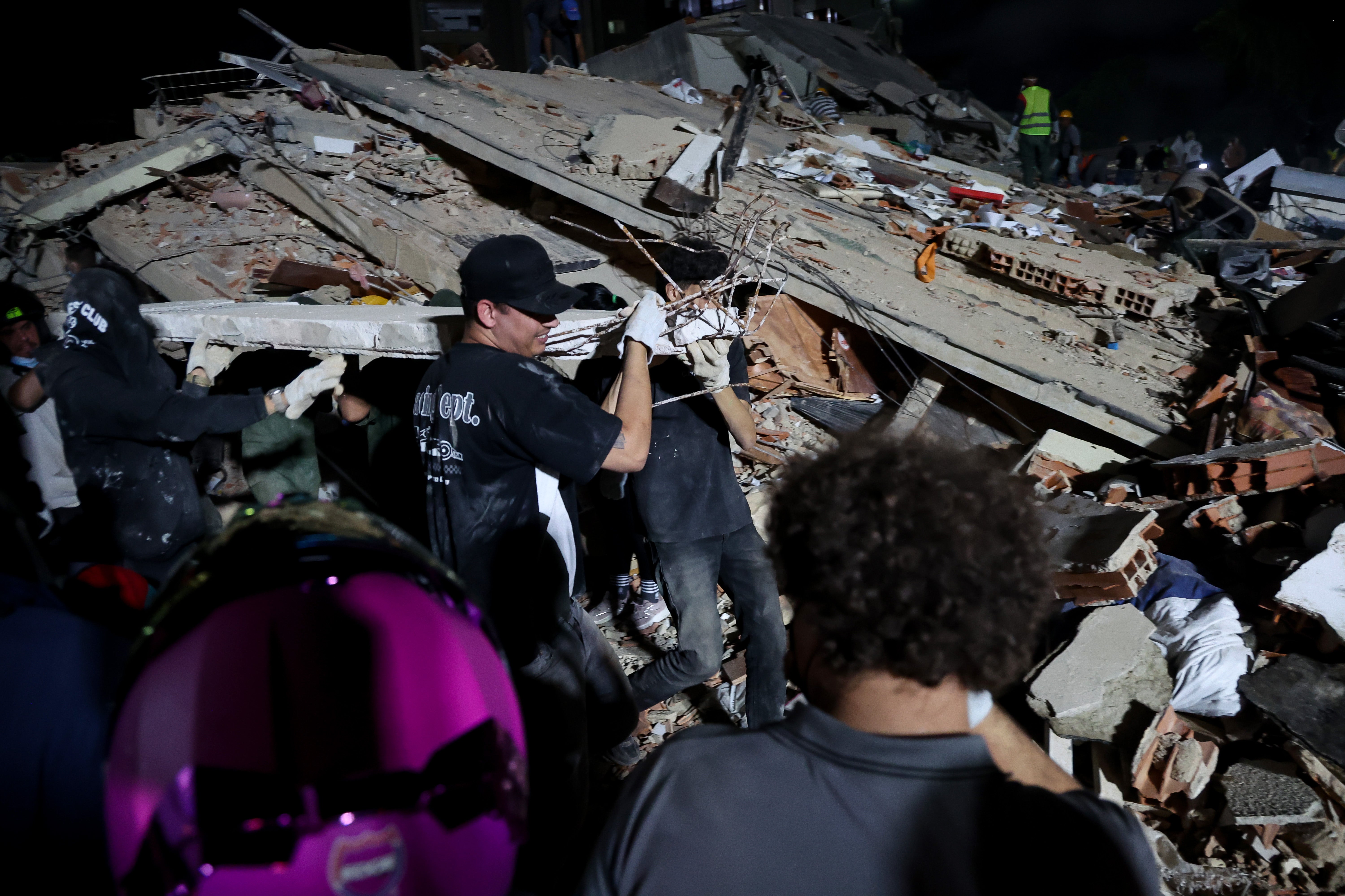 Venezuela fue sacudida por dos terremotos simultáneos, con magnitudes de 7,2 y 7,5
