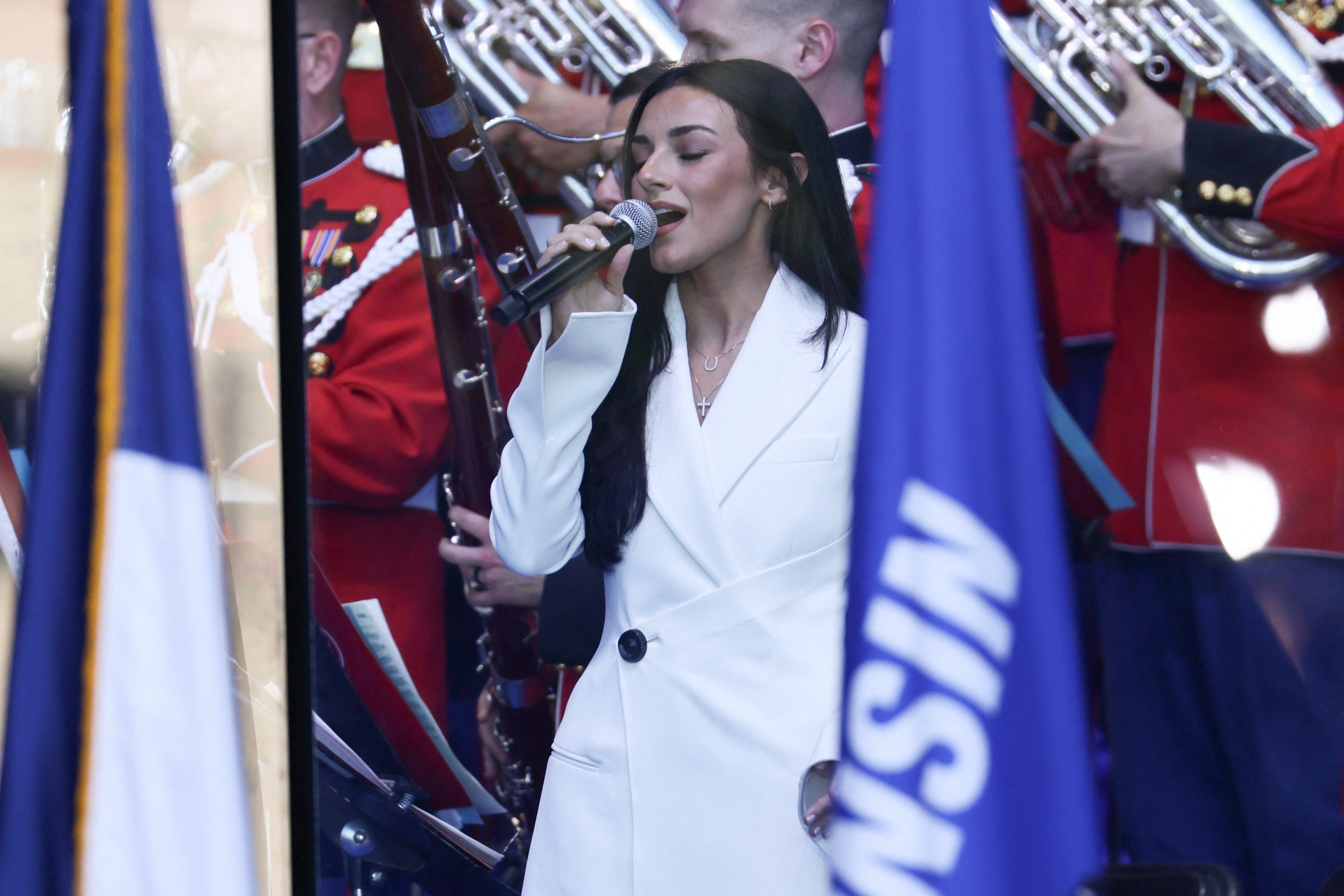 Alexis Wilkins, novia del director del FBI, Kash Patel, interpretó el himno nacional durante la Gran Feria Estatal Americana del presidente Donald Trump, pero su actuación recibió críticas