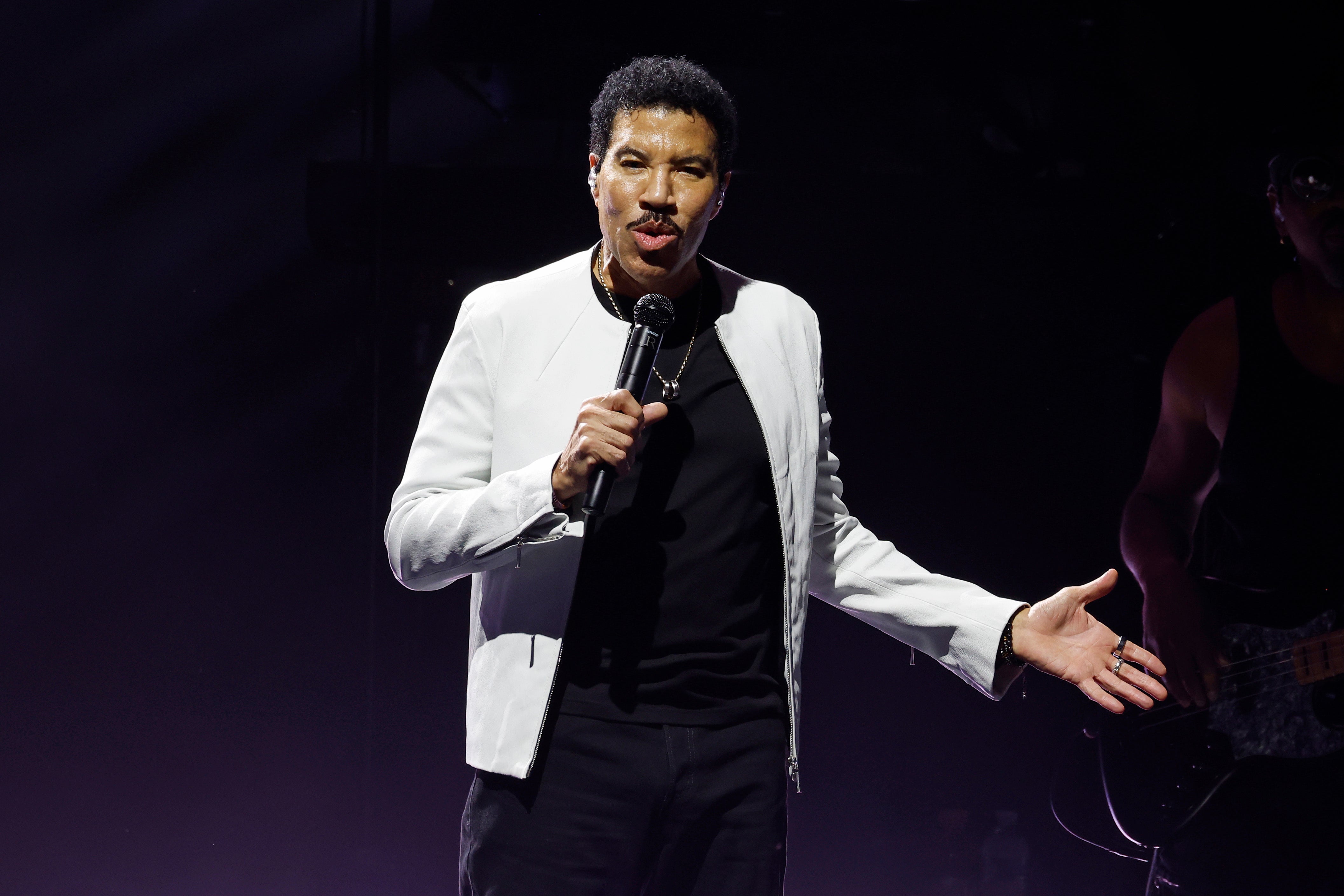 <p>Lionel Richie sufrió un mareo en el escenario, lo que lo llevó a acortar un concierto reciente</p>