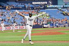 Caminero pega 3 jonrones y Rays vencen 13-2 a Reales tras llevar un sin hit a la octava