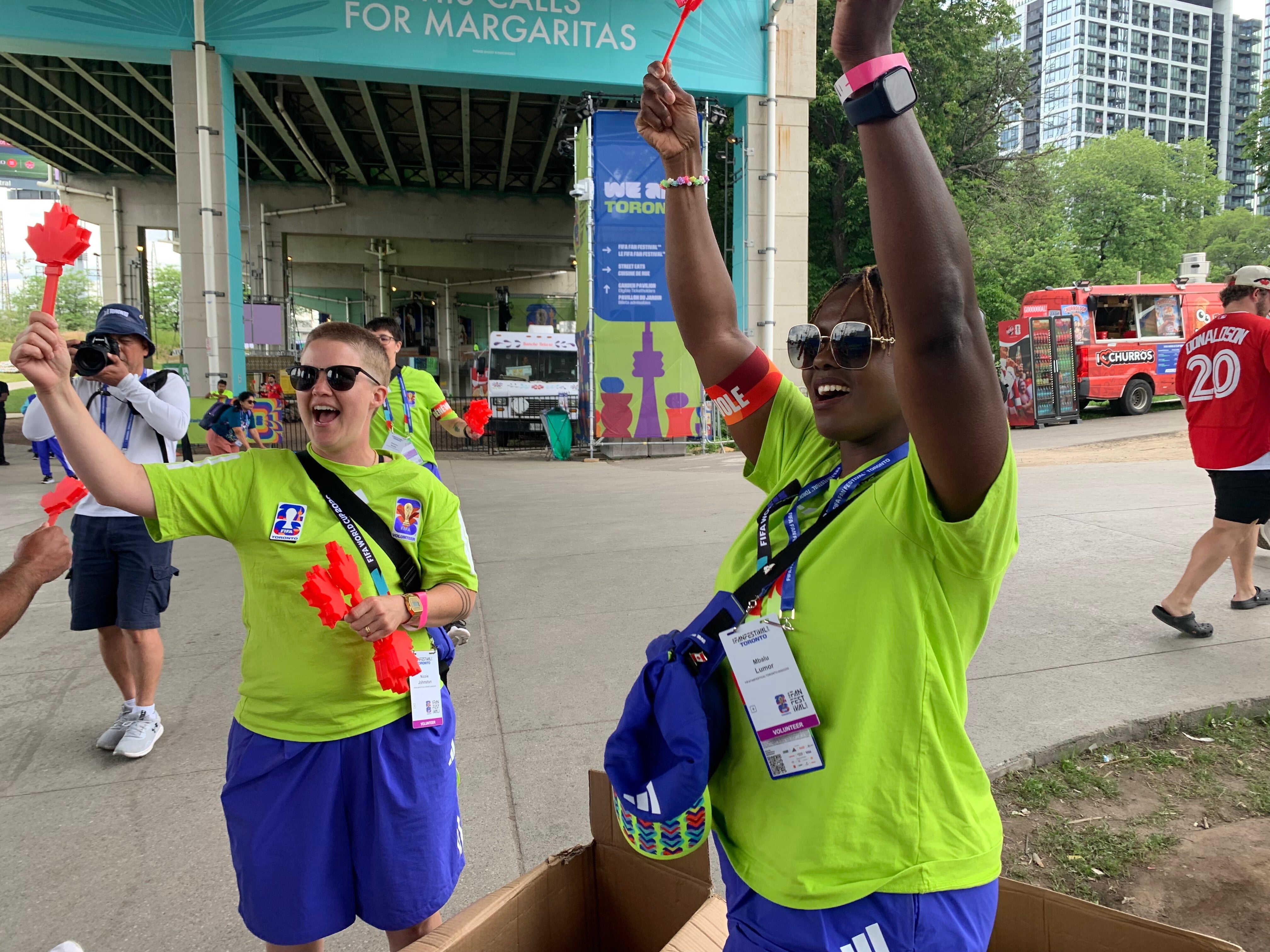 Un aplaudidor canadiense con forma de hoja de arce causa furor del Mundial en Toronto
