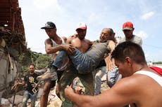 Vecinos buscan a sus seres queridos entre los escombros en Venezuela tras 2 sismos mortales