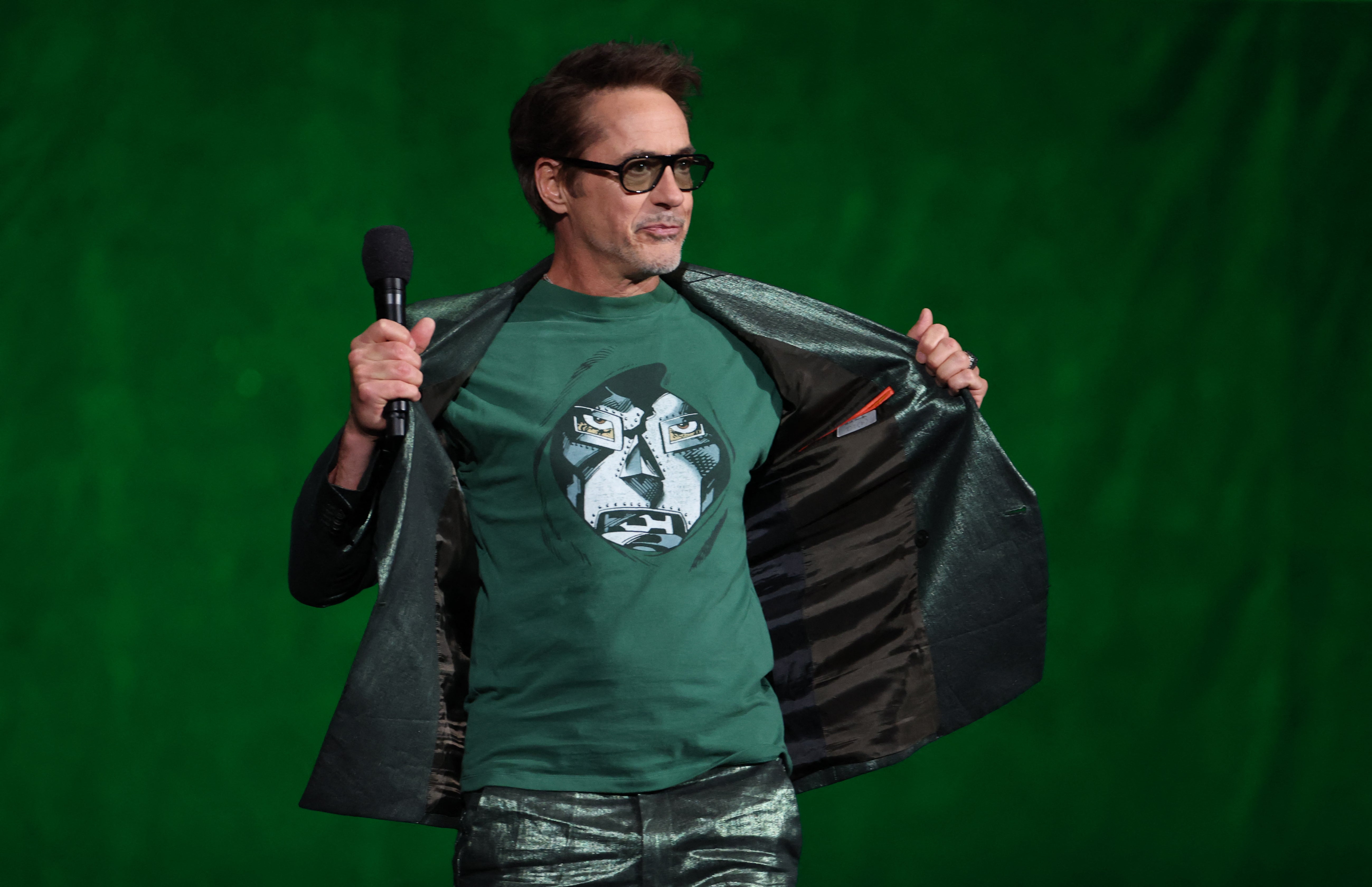 Downey Jr. usa una playera del Doctor Doom al promover la película en abril