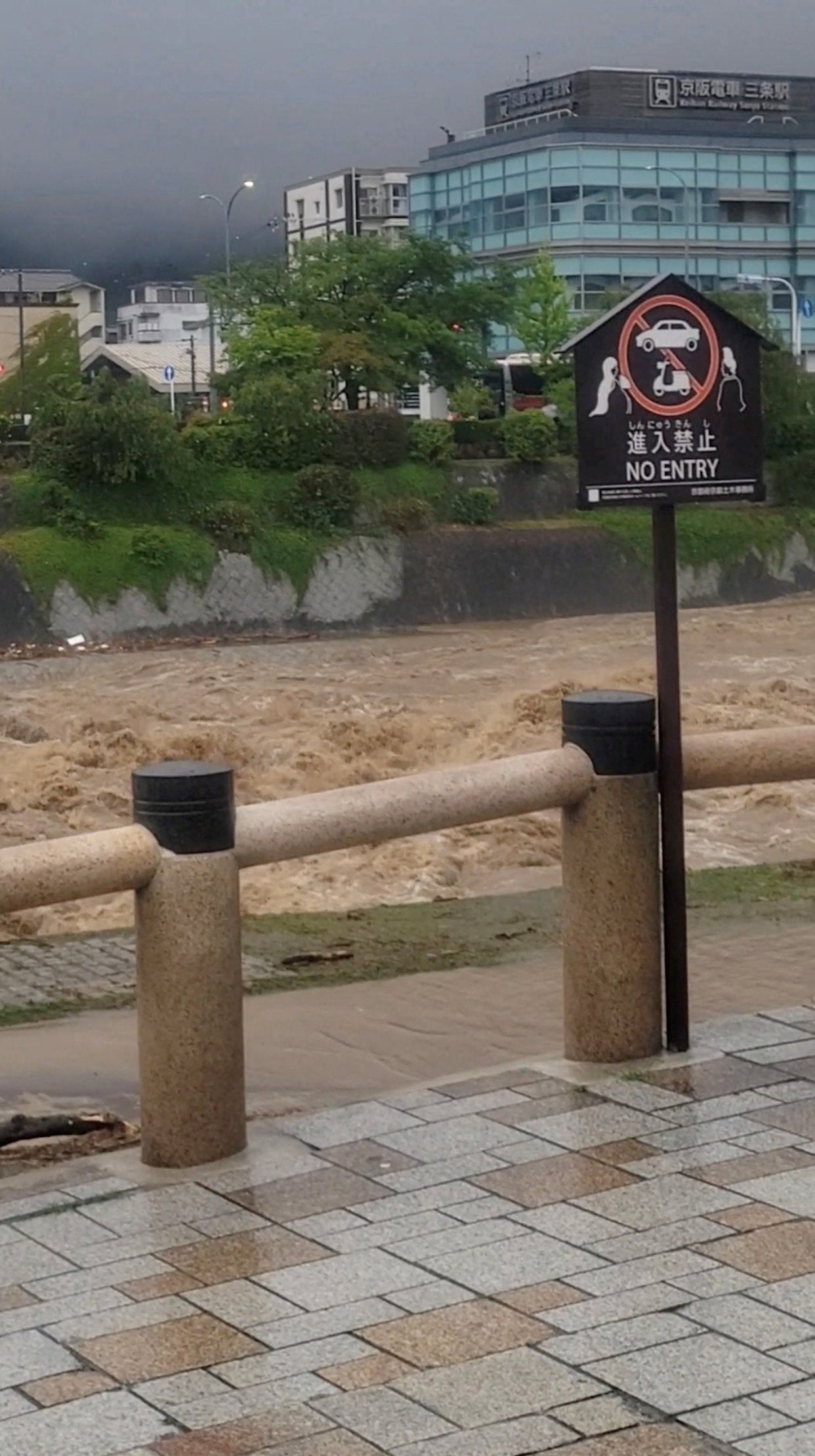 El río Kamo se desbordó tras las fuertes lluvias caídas en Kioto, Japón