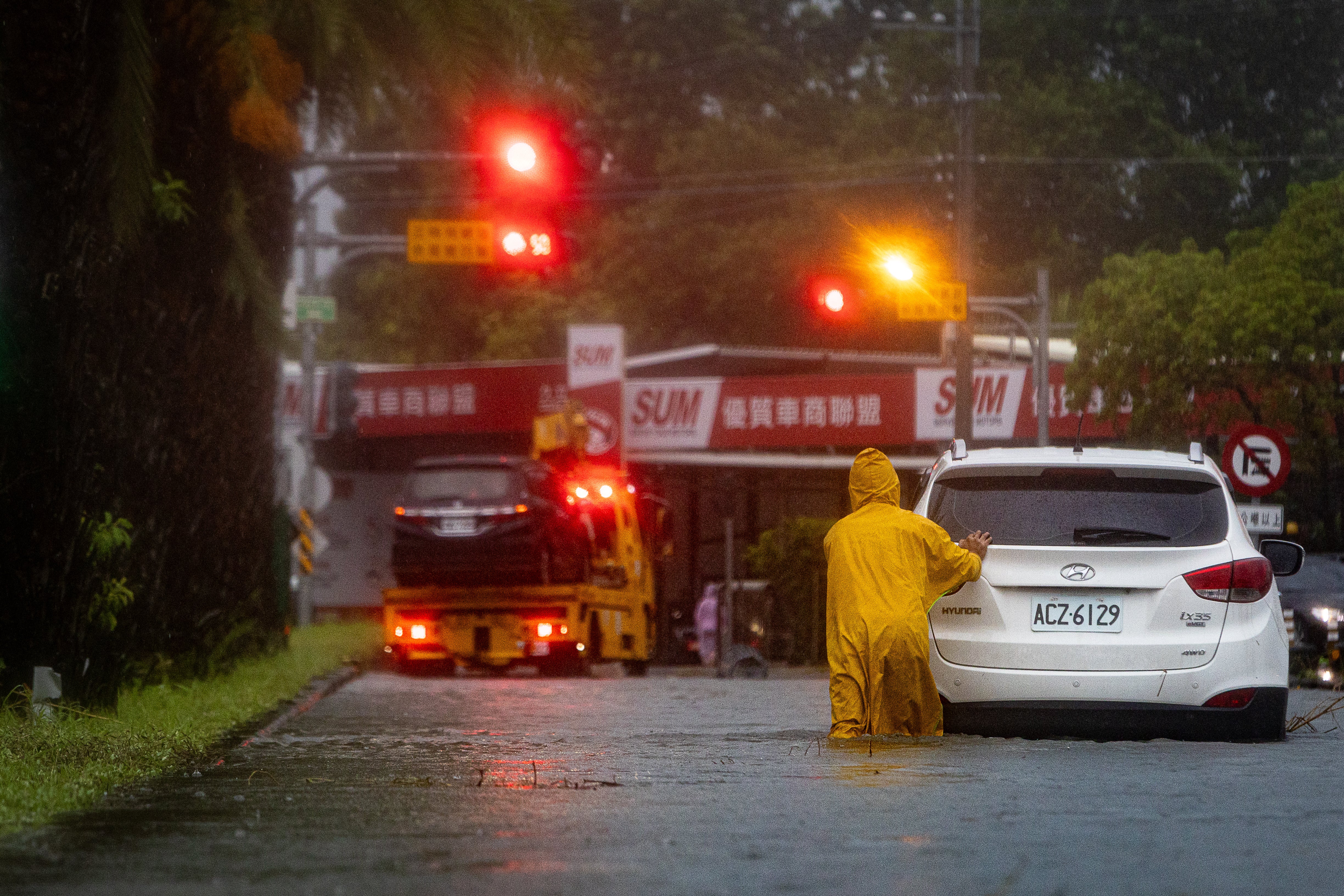 Una calle está inundada en Pingtung, Taiwán