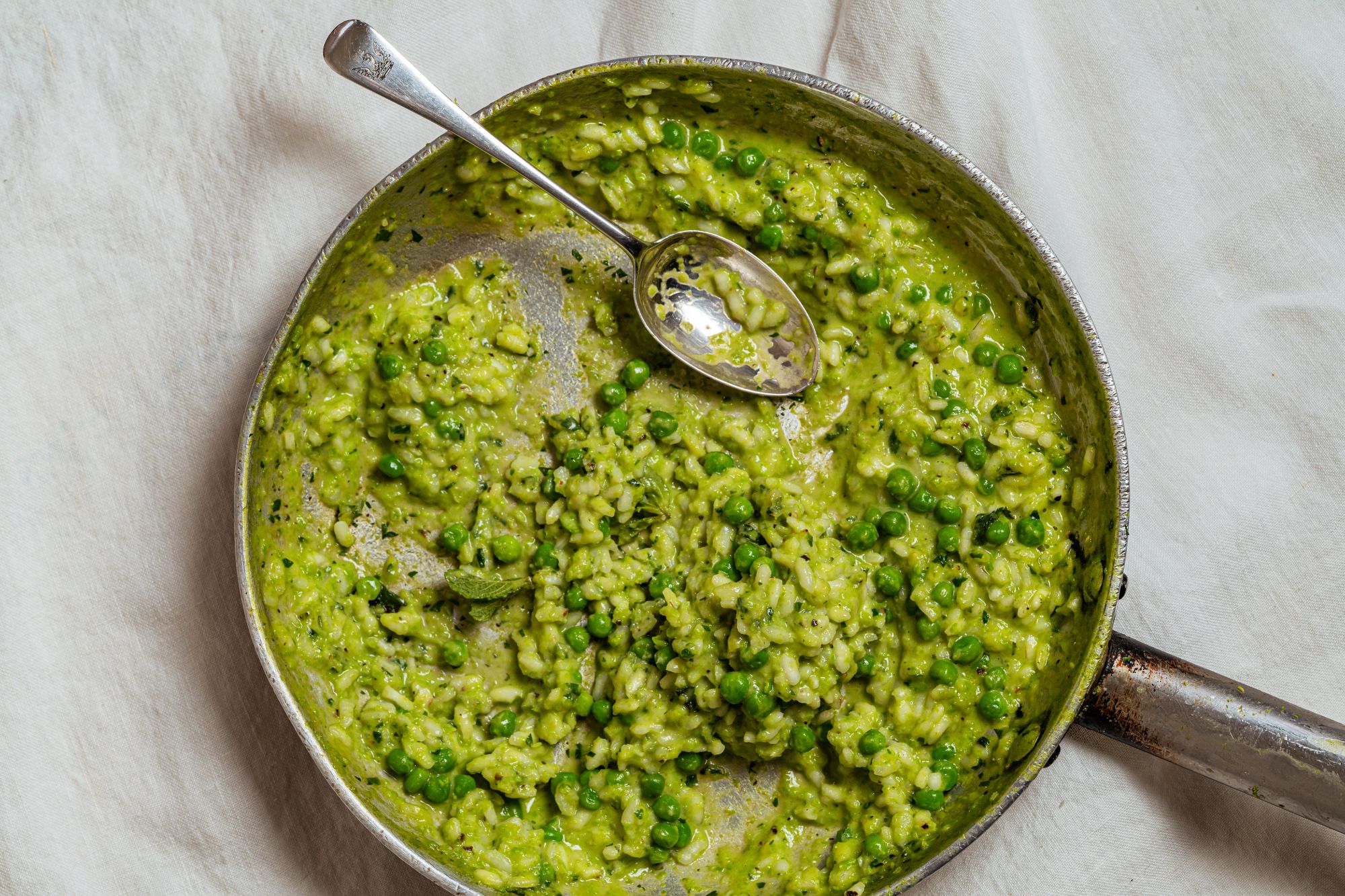 Ligero, fresco y lleno de sabor: este risotto aprovecha al máximo los ingredientes de temporada con una combinación de arvejas, menta y limón