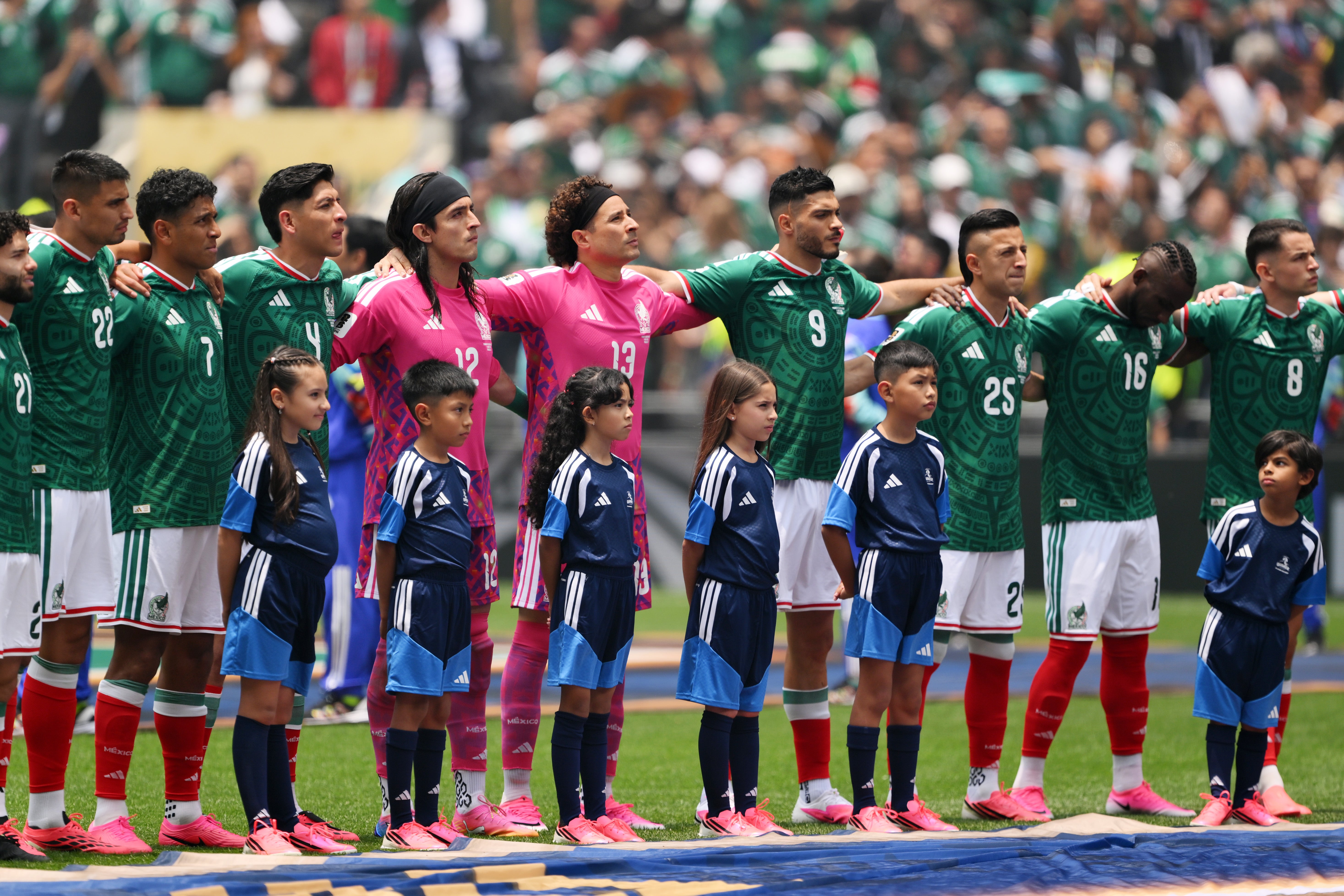Varios jugadores de la selección de México eligieron usar botines rosas durante el Mundial