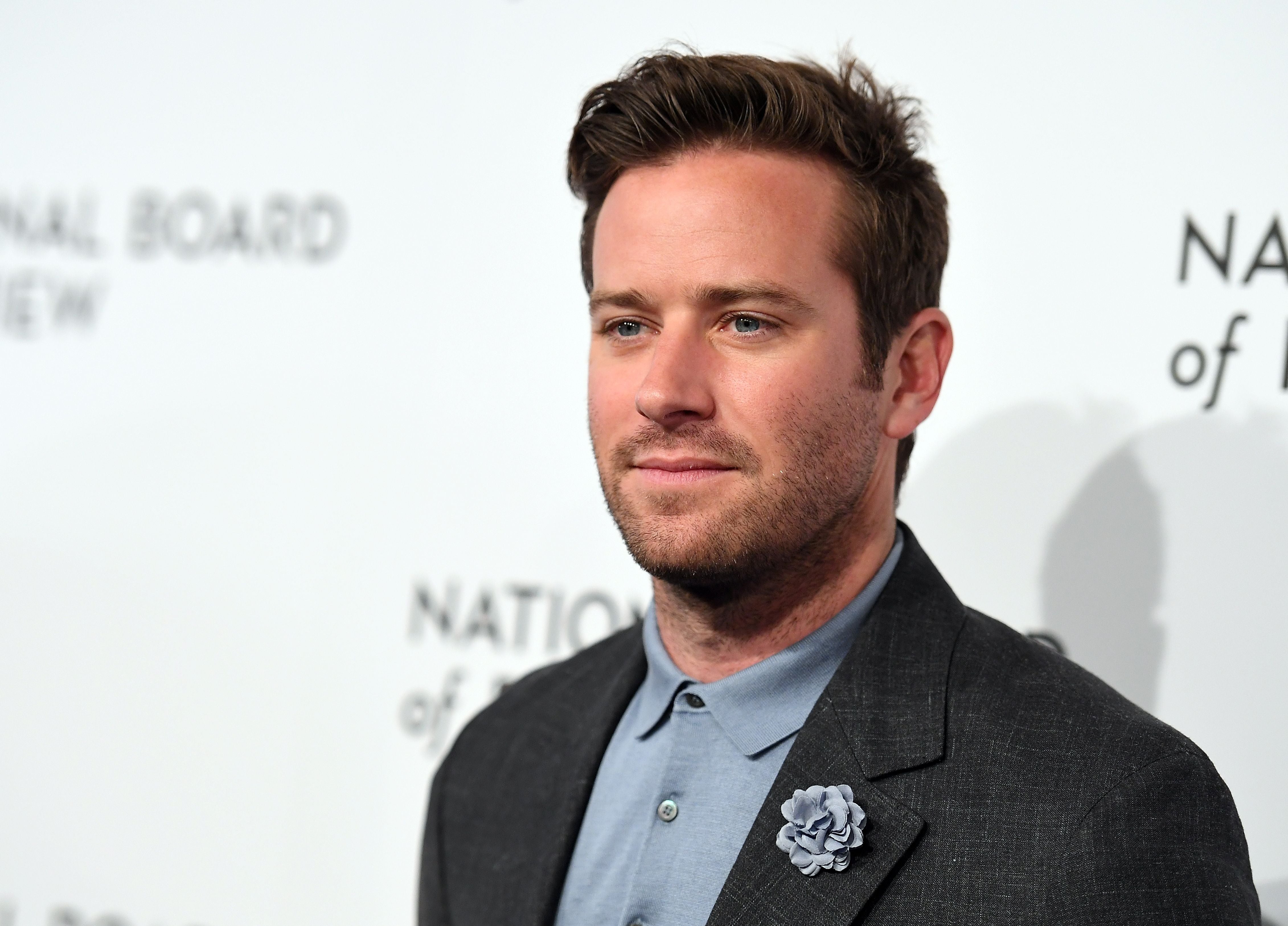 La carrera de Armie Hammer se vio afectada en 2021 tras enfrentar acusaciones de violación, conducta sexual inapropiada y mensajes con referencias al canibalismo