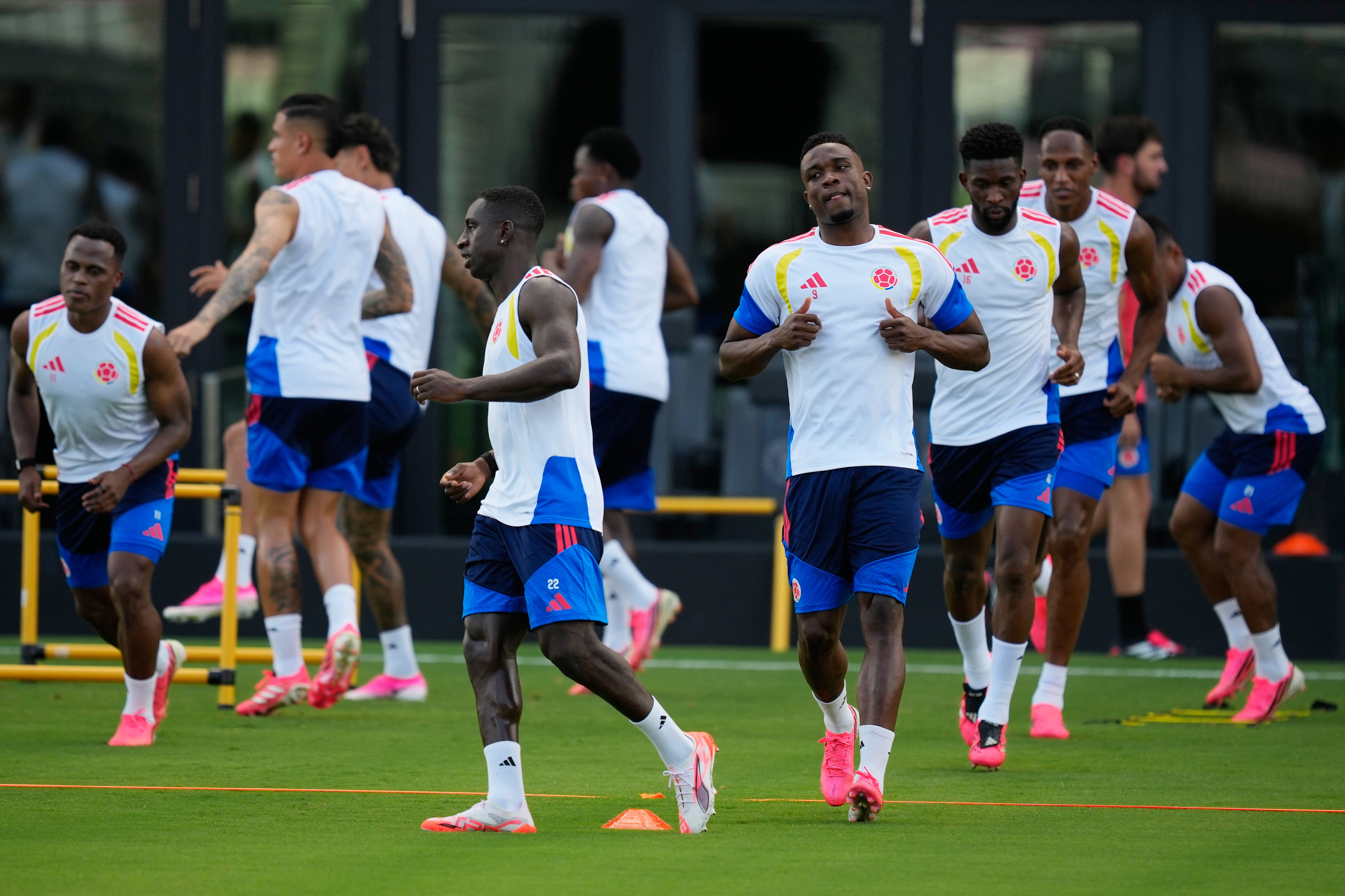 Jugadores de la selección de Colombia usan botines rosas durante un entrenamiento