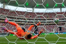 Arquero uruguayo Fernando Muslera sale al descanso tras error que acabó en gol de España