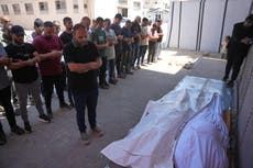 Mueren hermanos palestinos en ataque israelí con drones en campamento de tiendas en Gaza