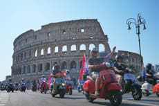 Miles de Vespas invaden el centro histórico de Roma por el 80 aniversario del icónico scooter