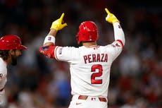 Denzer Guzmán rompe el empate con 2 outs en la 7ma y guía a Angelinos a un 5-2 ante los Atléticos