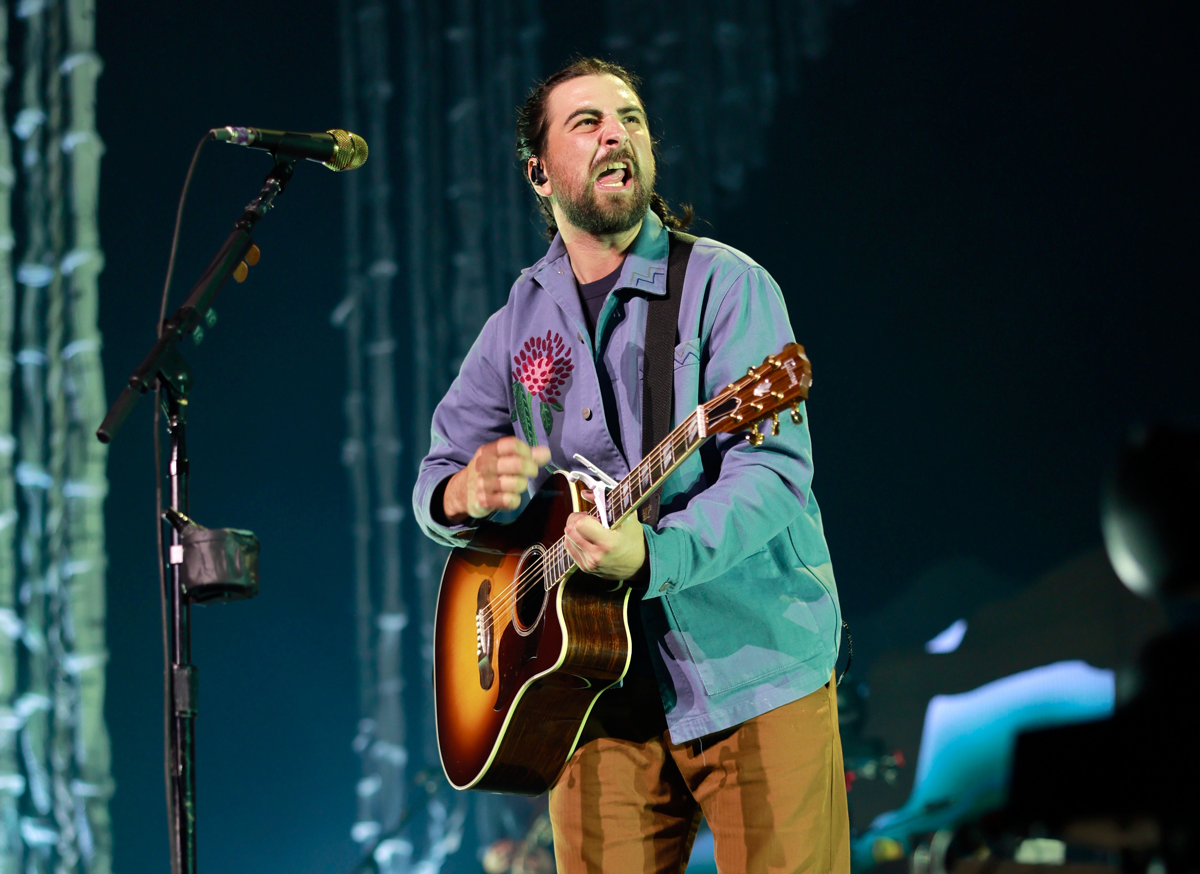 Noah Kahan durante un concierto en el Bridgestone Arena el 24 de mayo de 2024