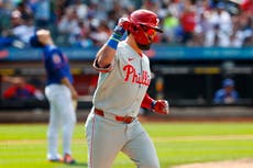 Kyle Schwarber fija récord de los Filis con su 30mo jonrón en triunfo 5-4 ante Mets