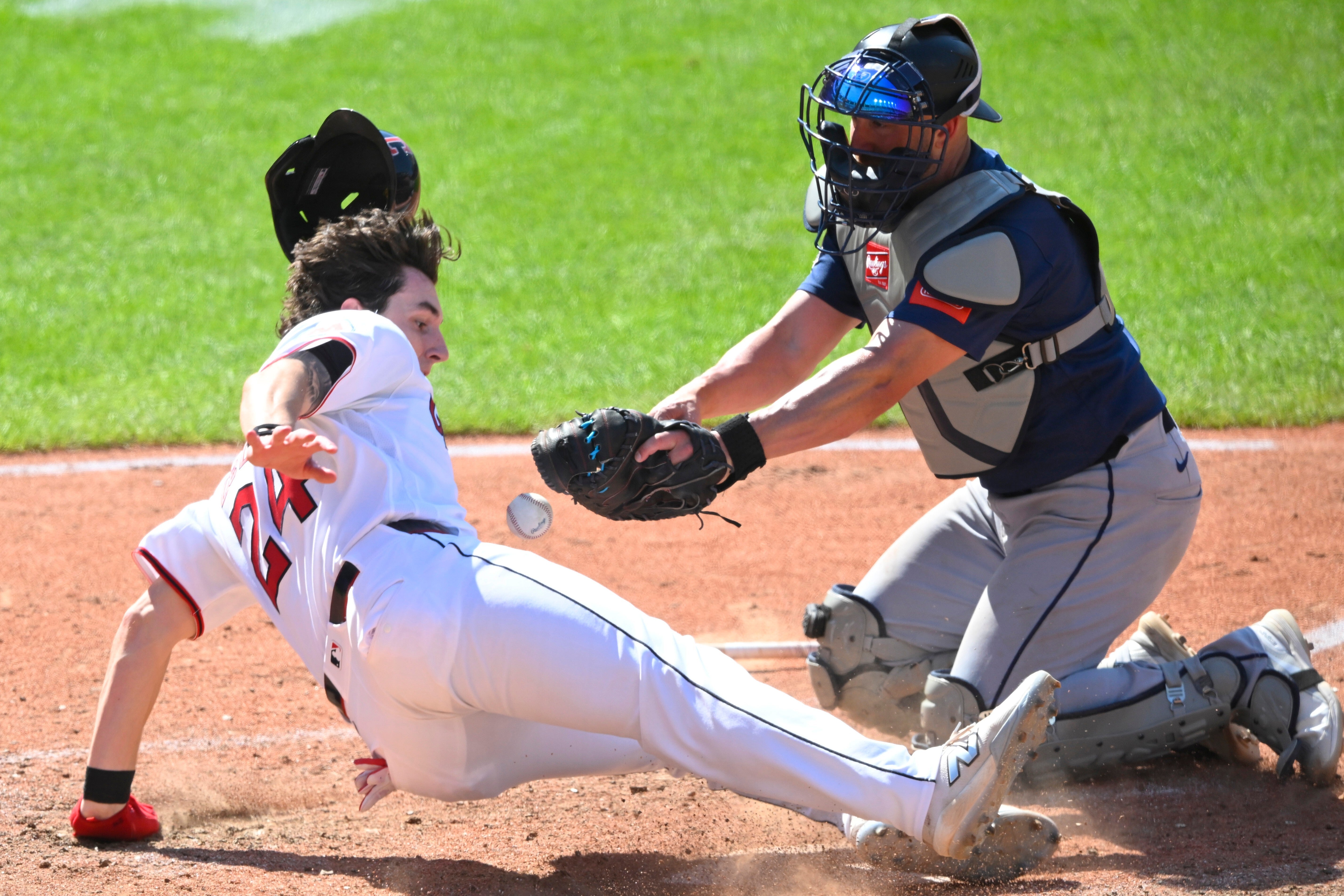 Hoskins impulsa una remontada furiosa en la octava y Cleveland vence 6-5 a Seattle