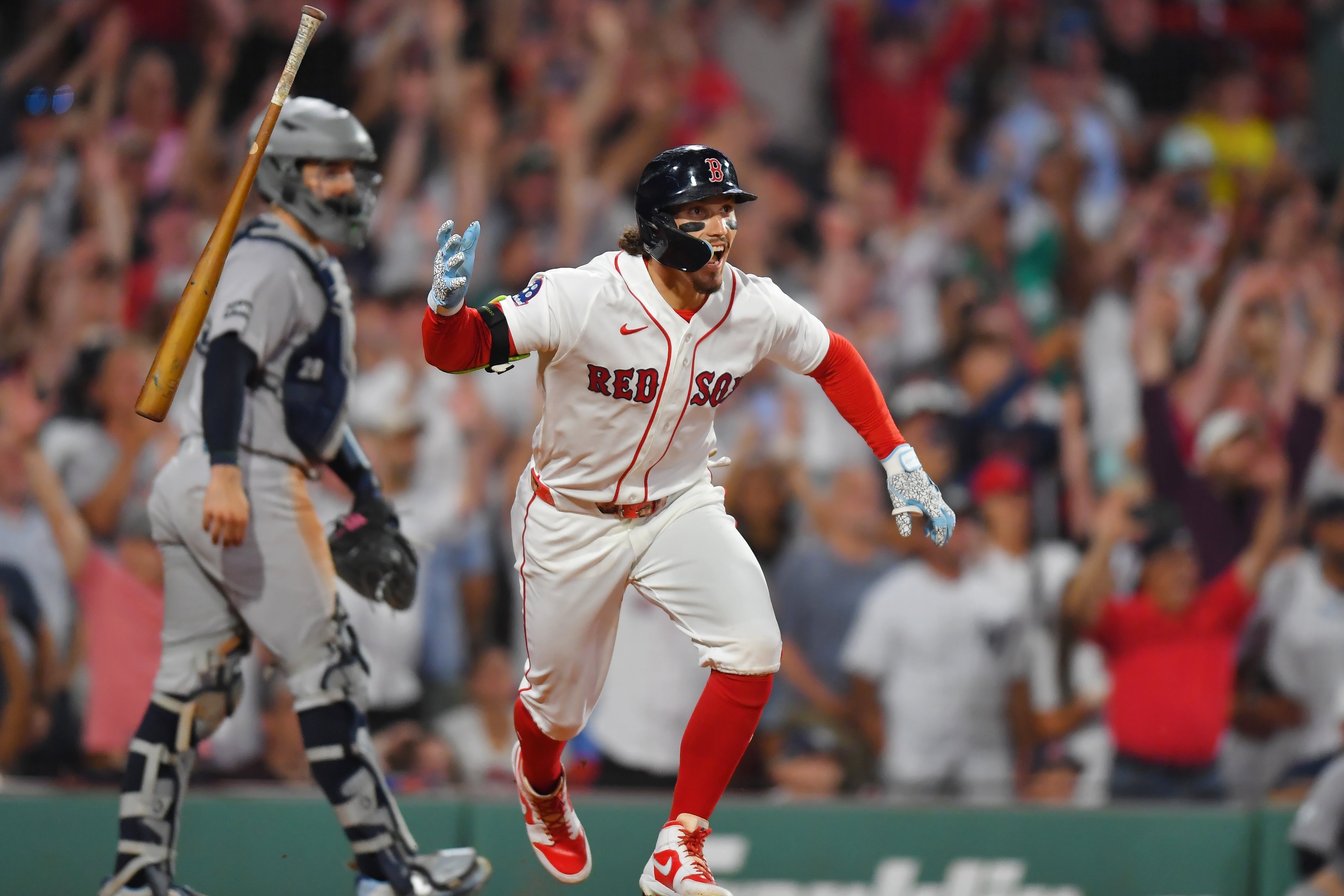Los Medias Rojas remontan y vencen 5-4 a los Yankees en 10 entradas tras perder Gray el sin hits