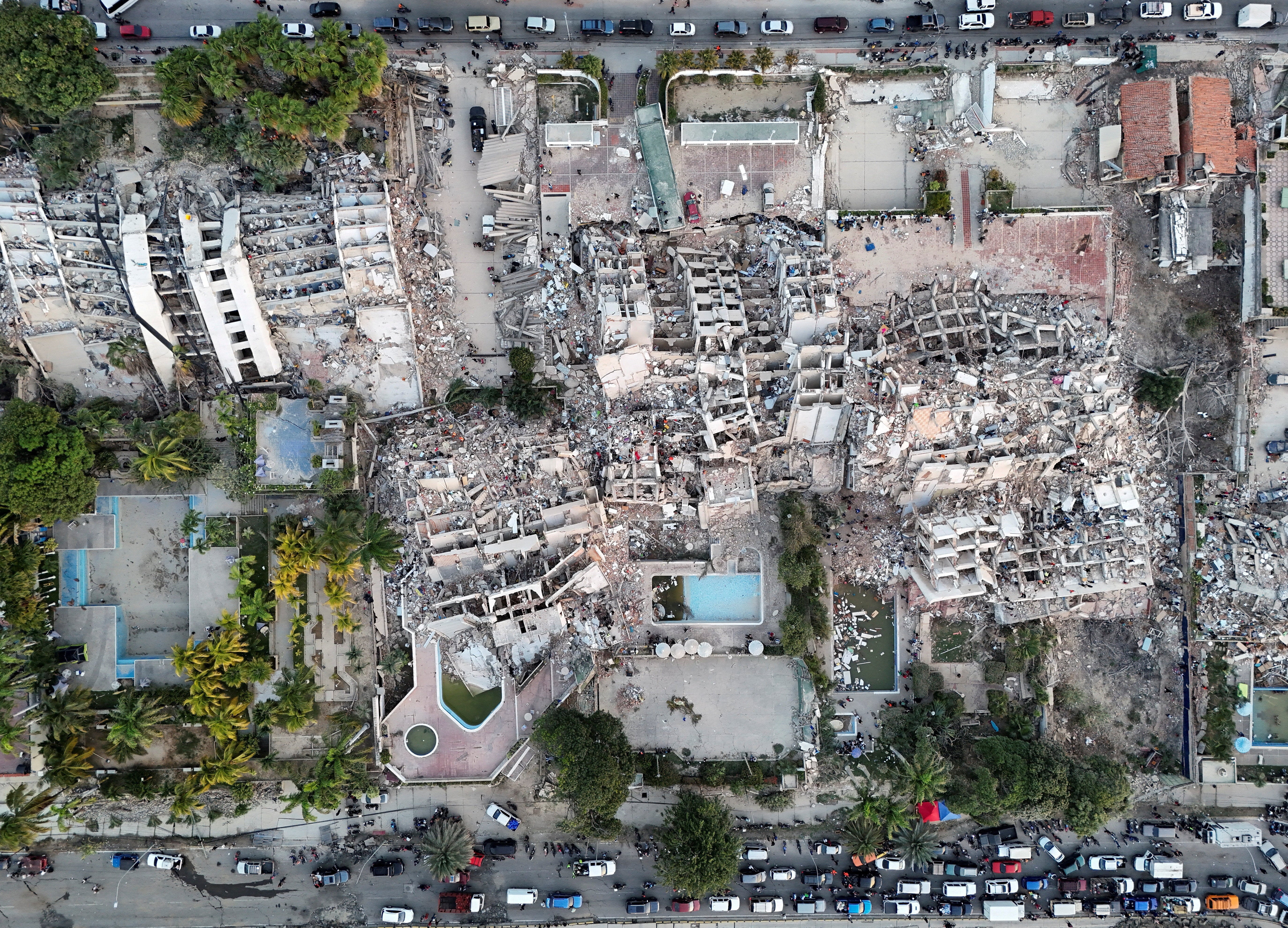 Una imagen tomada desde un dron muestra los edificios destruidos por los terremotos en La Guaira, Venezuela