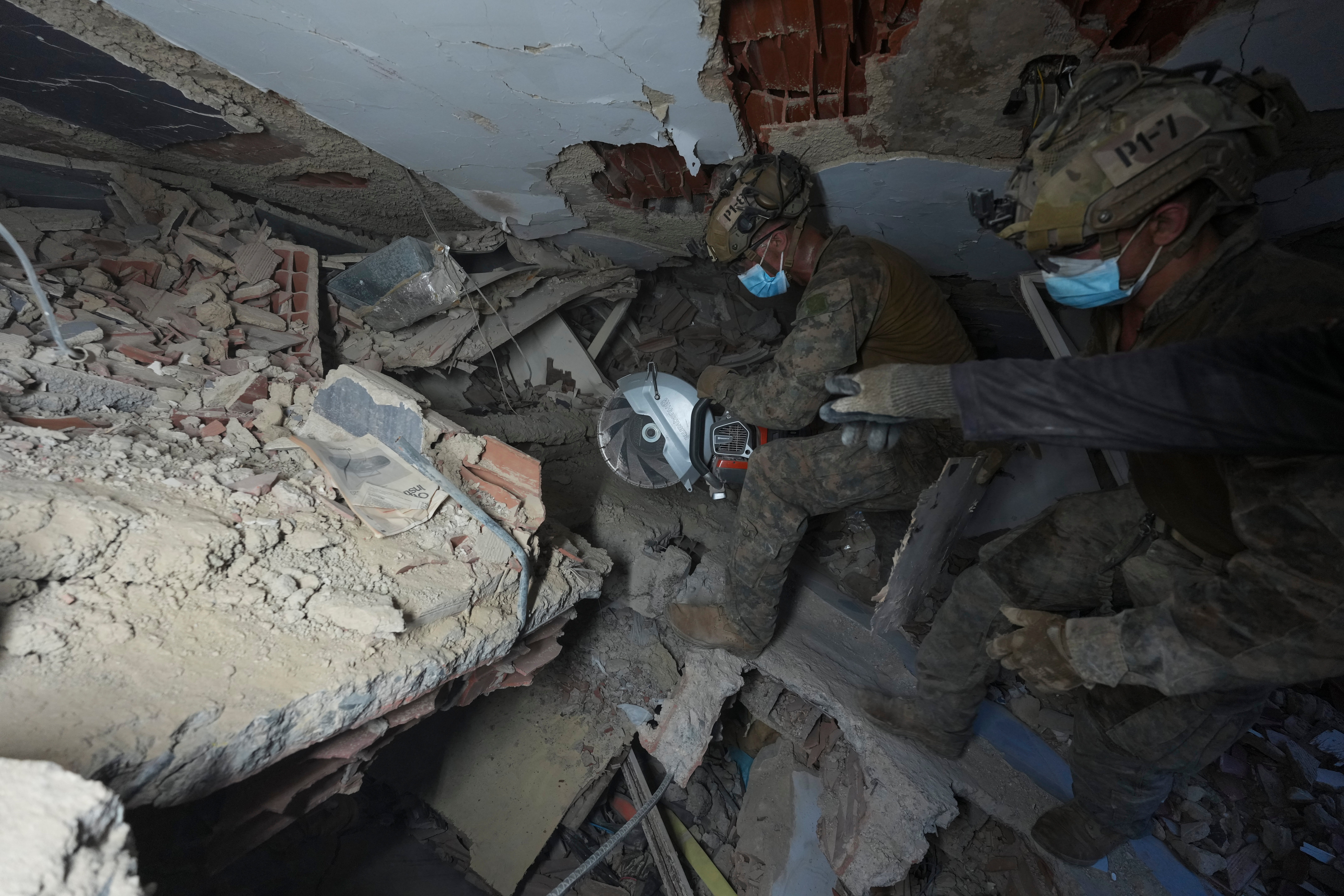 Los equipos de rescate se abren paso entre los escombros en busca de supervivientes del terremoto en La Guaira, Venezuela