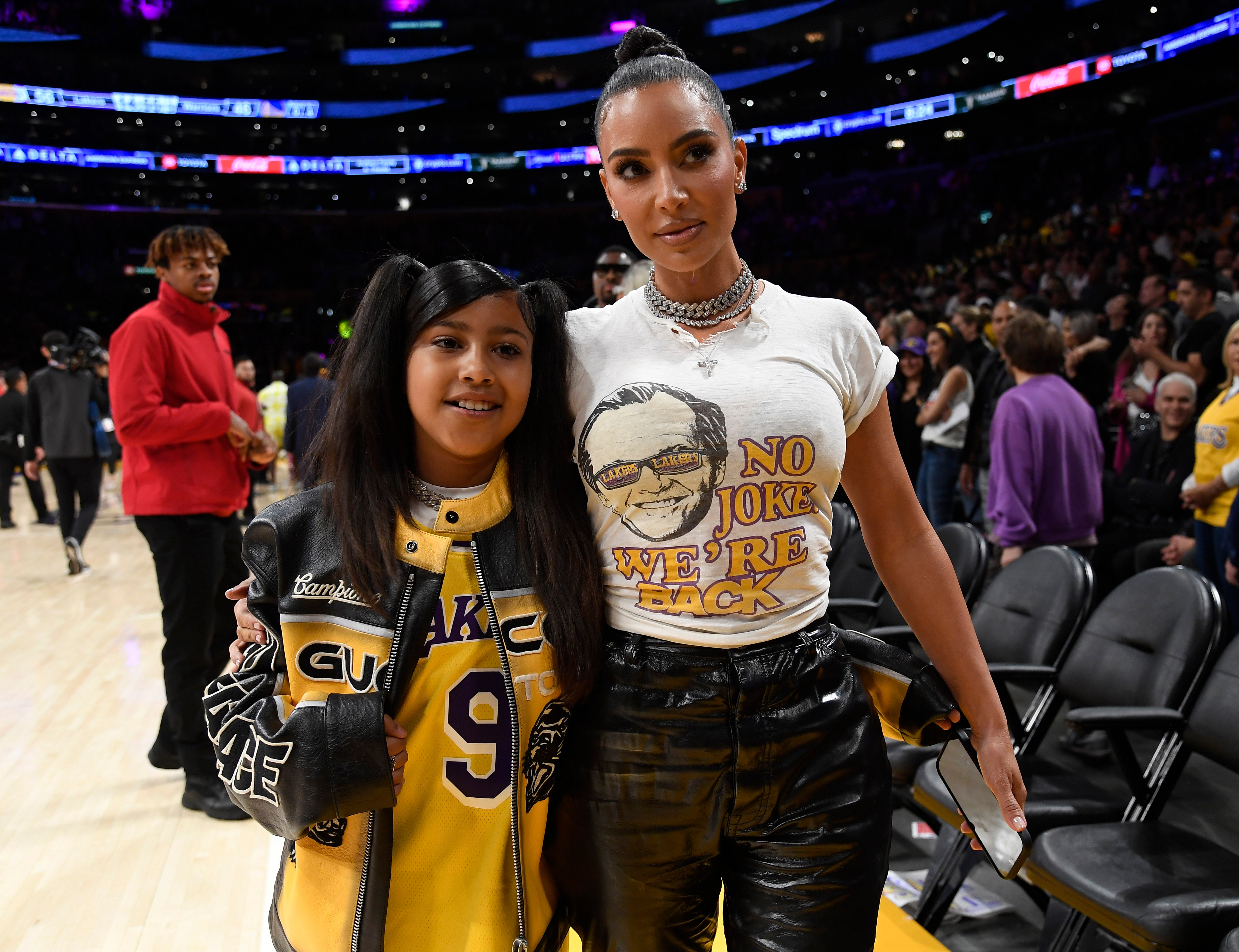 North y Kardashian parecen no inmutarse ante las críticas por los piercings dérmicos de ella
