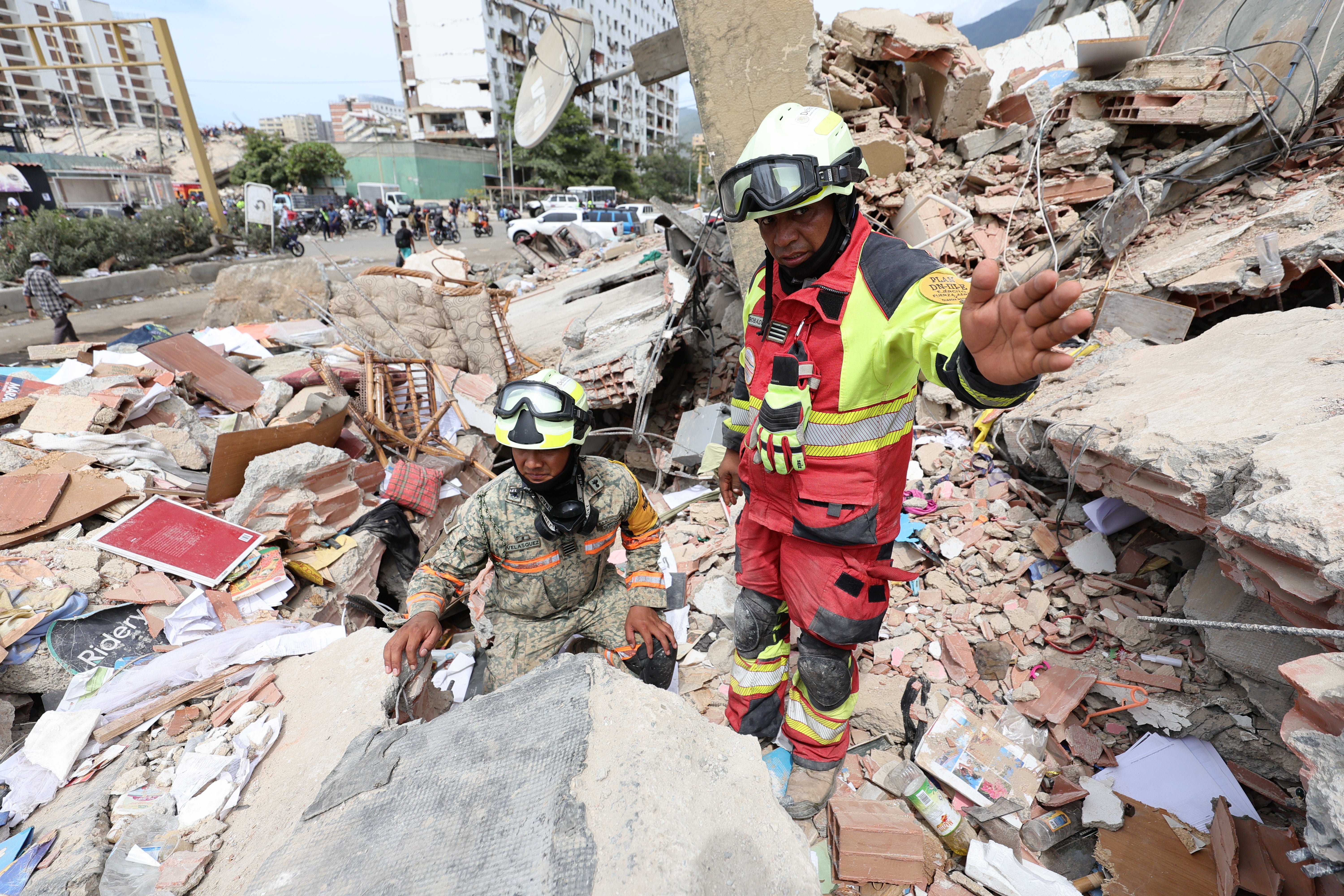 Los equipos de rescate trabajan entre los escombros de un edificio derrumbado tras el terremoto de magnitud 7,2 que sacudió Venezuela y otras regiones del Caribe