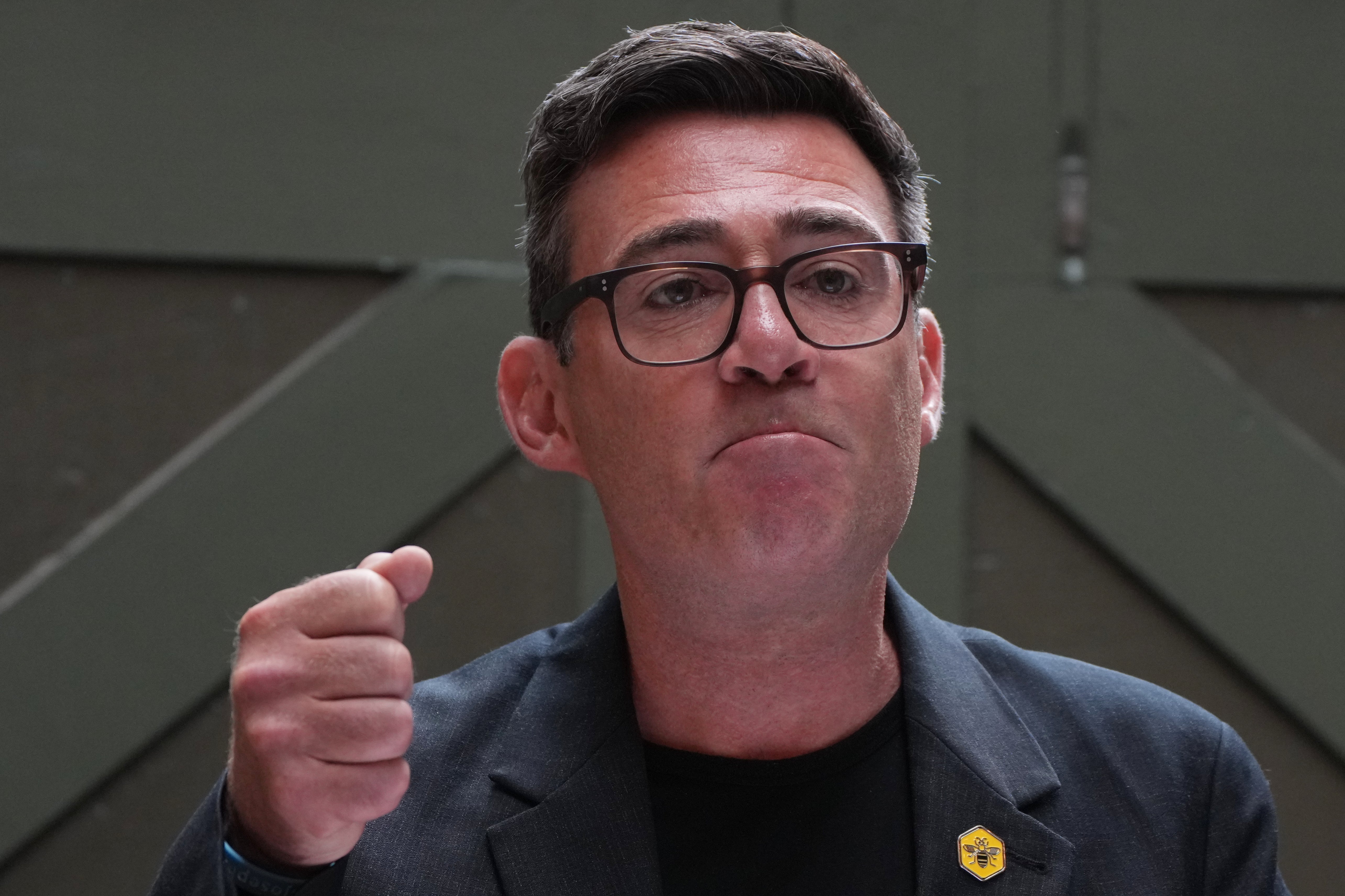 Burnham promete dar más autonomía a líderes locales en Gran Bretaña