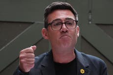 Burnham promete dar más autonomía a líderes locales en Gran Bretaña