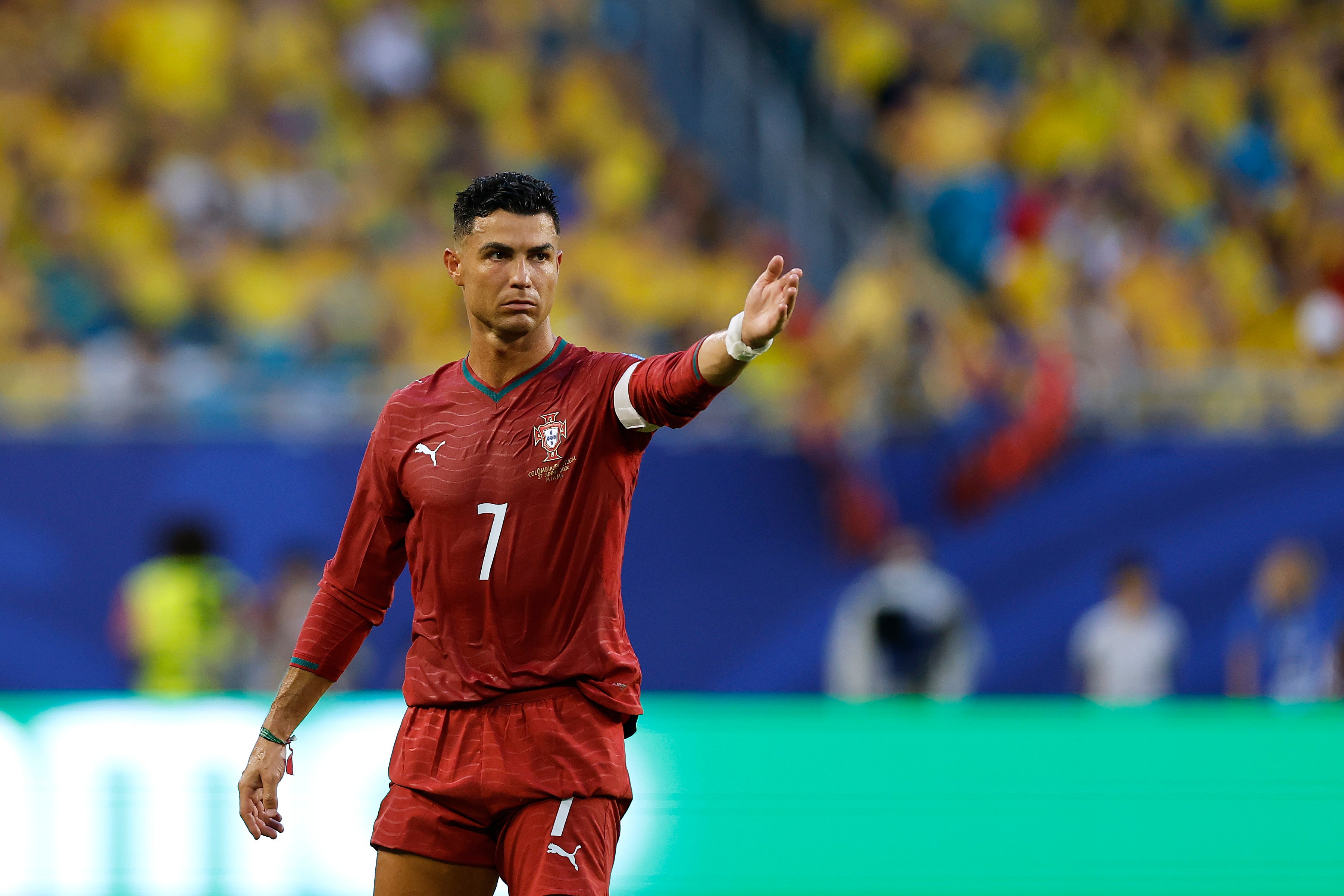 <p>Cristiano Ronaldo observa el desarrollo del partido de Portugal ante Colombia  </p>