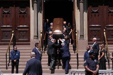El creador de estrellas Clive Davis es homenajeado en funeral con Bruce Springsteen y otros